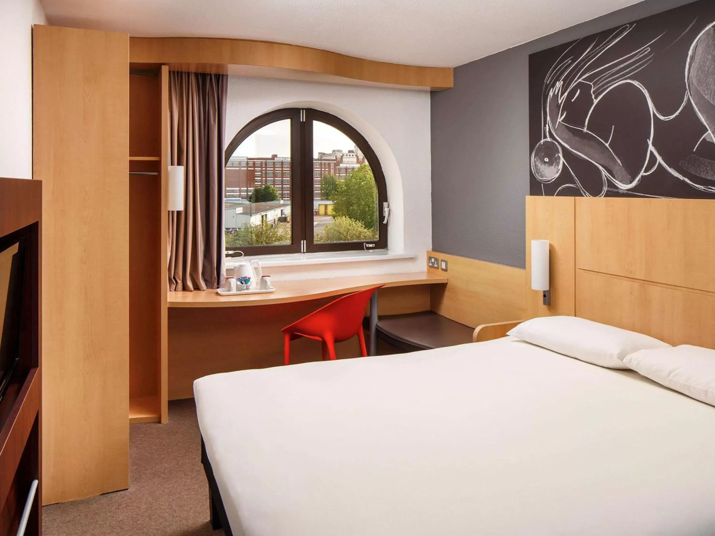 Photo of the whole room, Bed in ibis Southampton