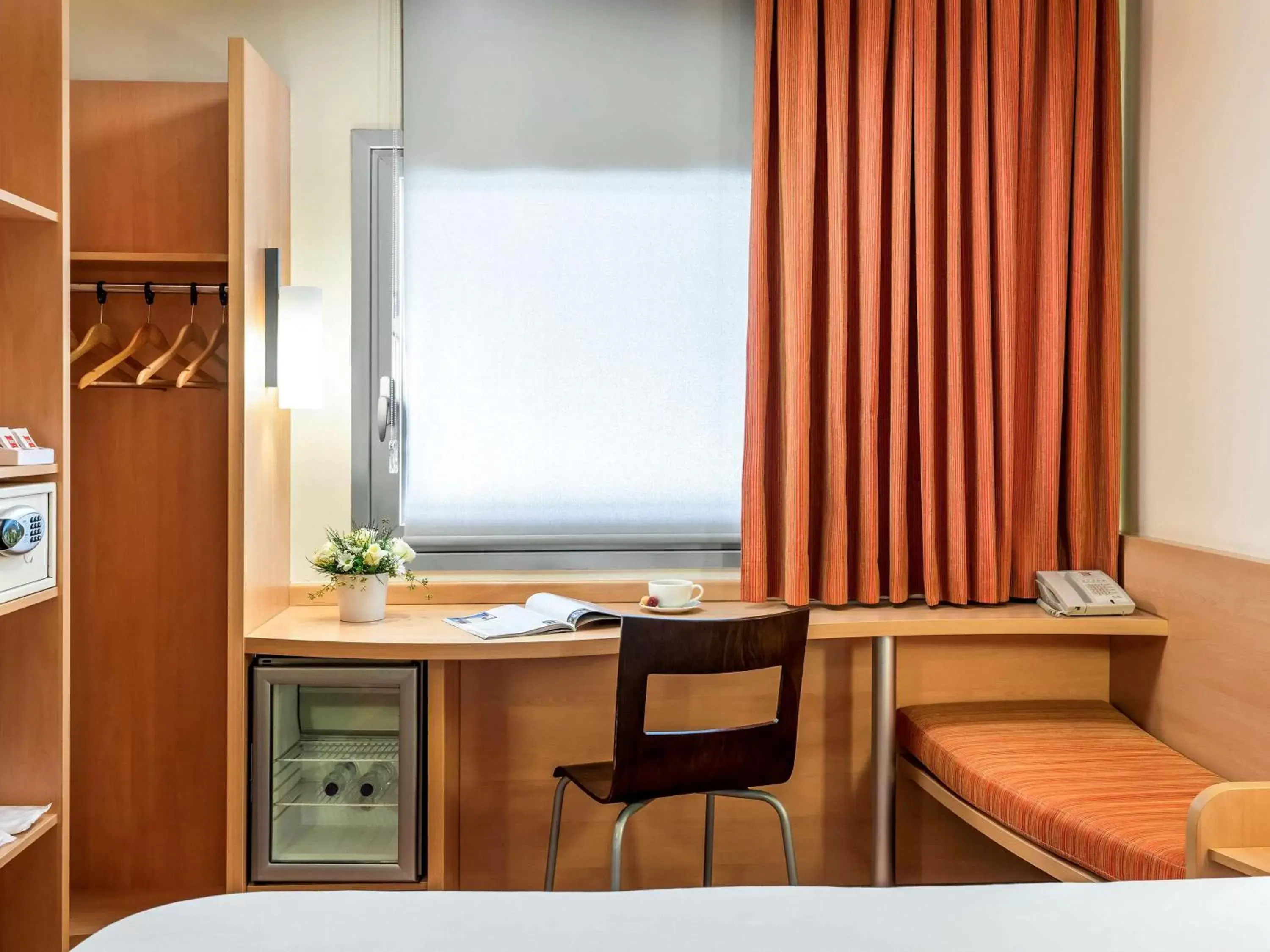 Bedroom in Ibis Izmir Alsancak Bedroom in Ibis Izmir Alsancak