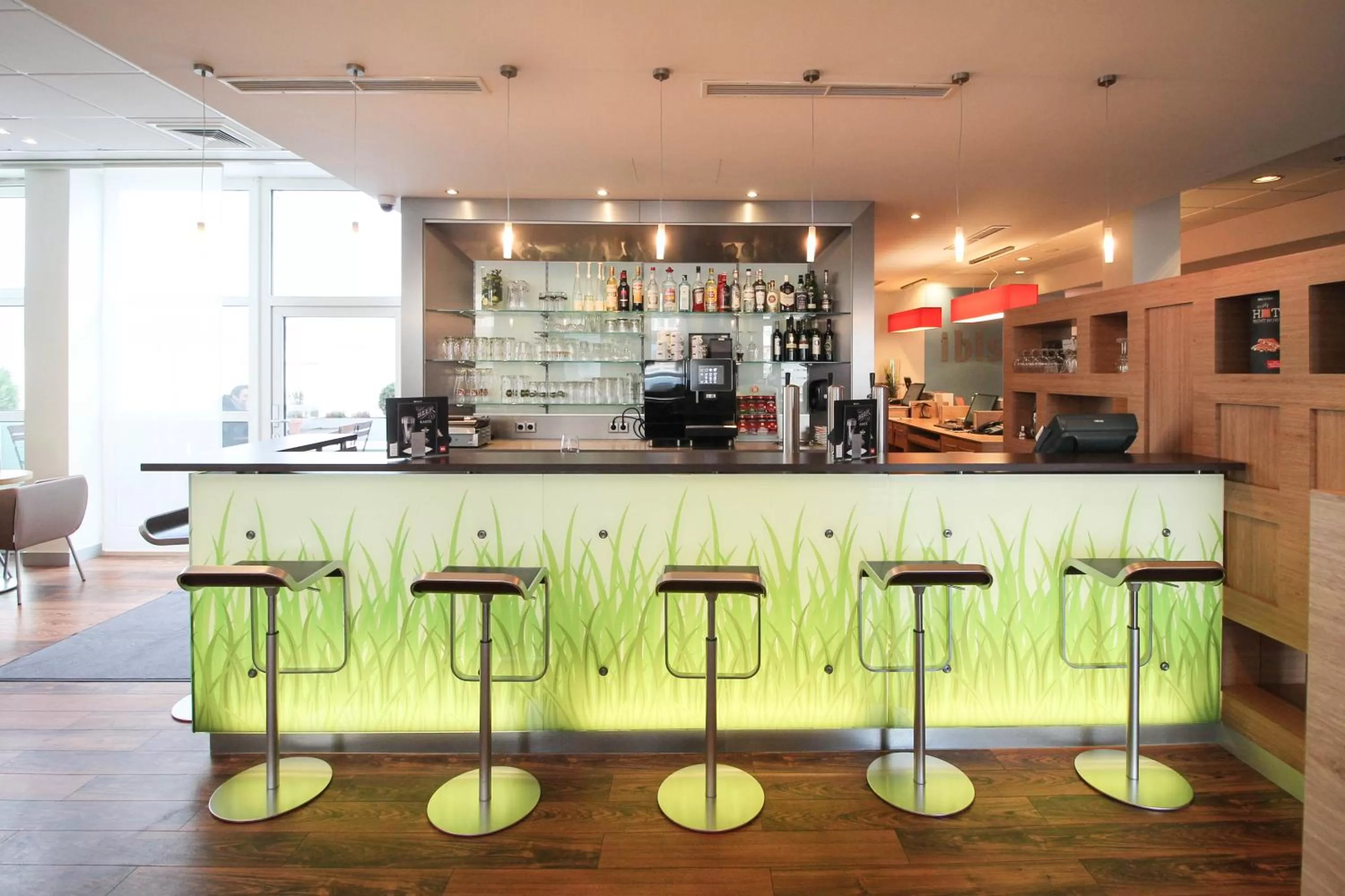 Lounge or bar in ibis Hotel Düsseldorf Hauptbahnhof