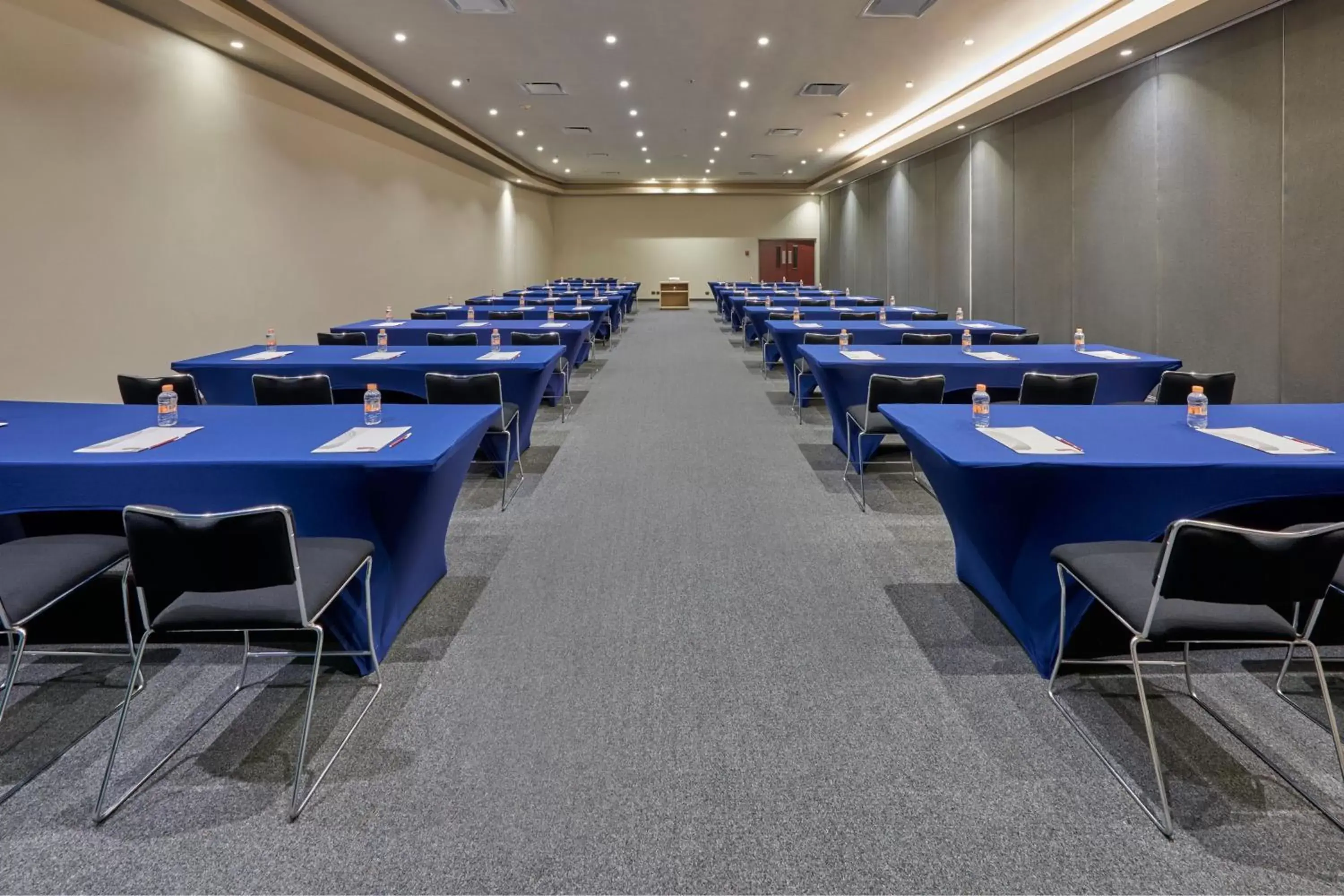 Meeting/conference room in City Express by Marriott Suites Toluca