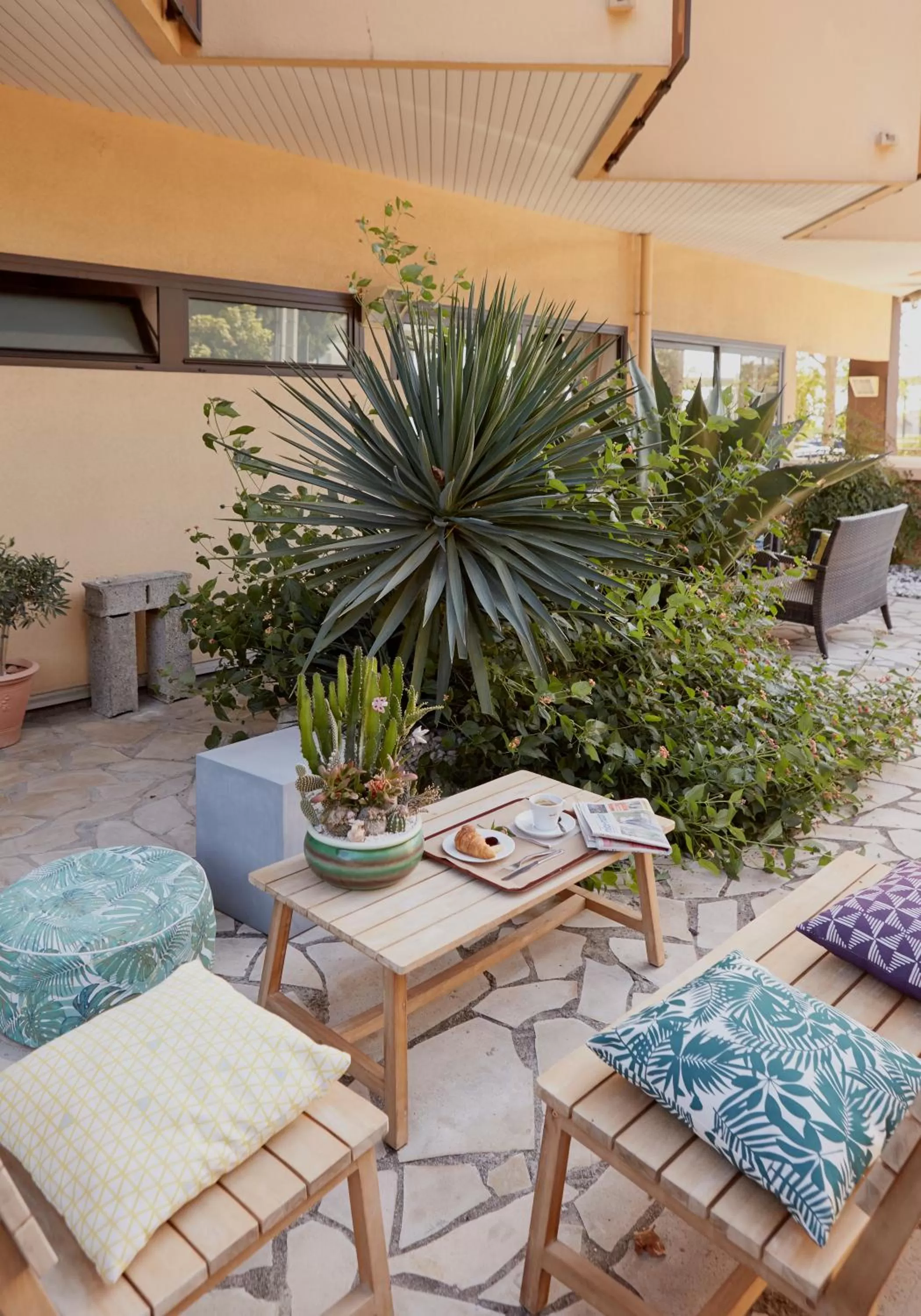 Patio in Hôtel Le Collier