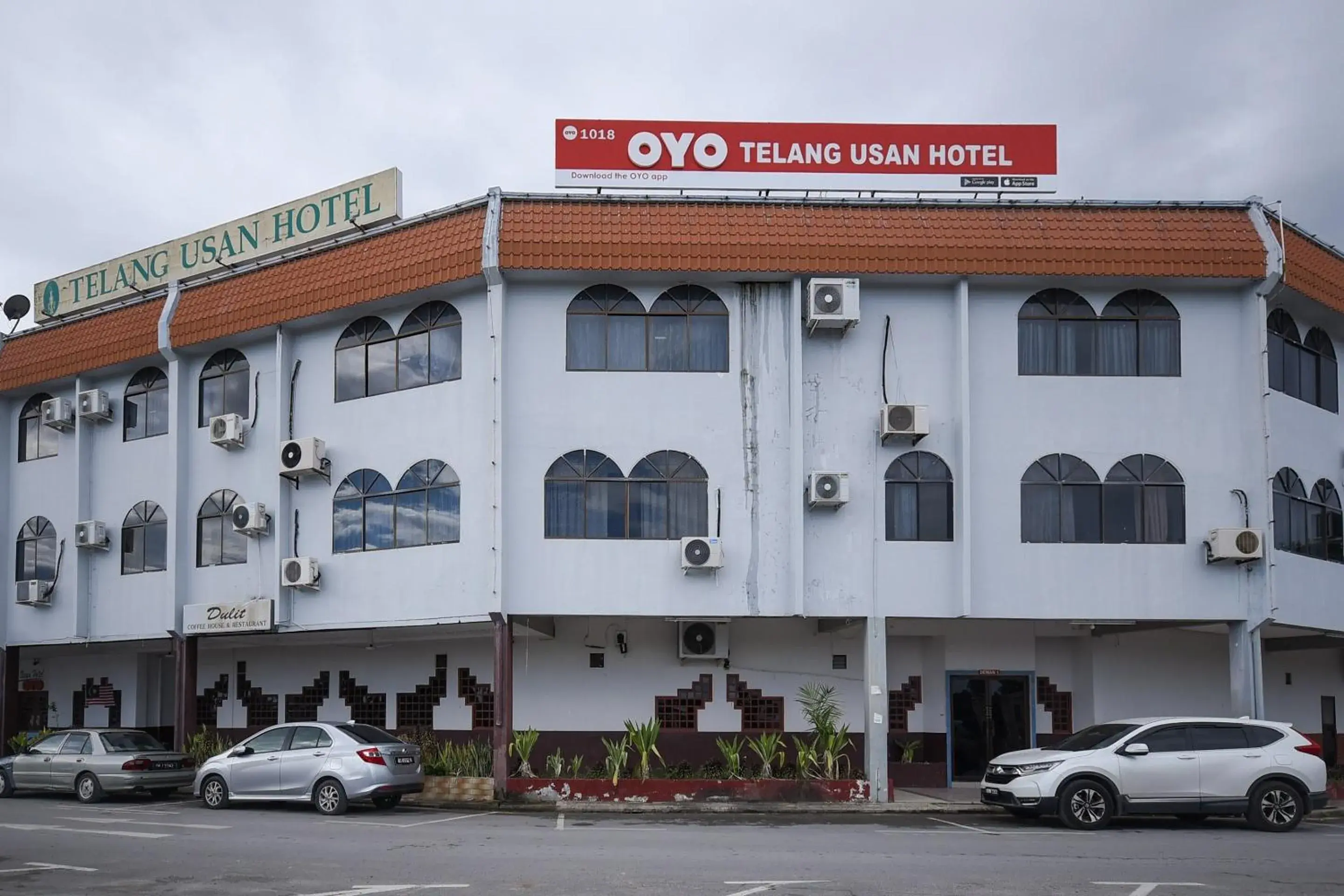 Facade/entrance, Property Building in Super OYO 1018 Telang Usan Hotel Miri