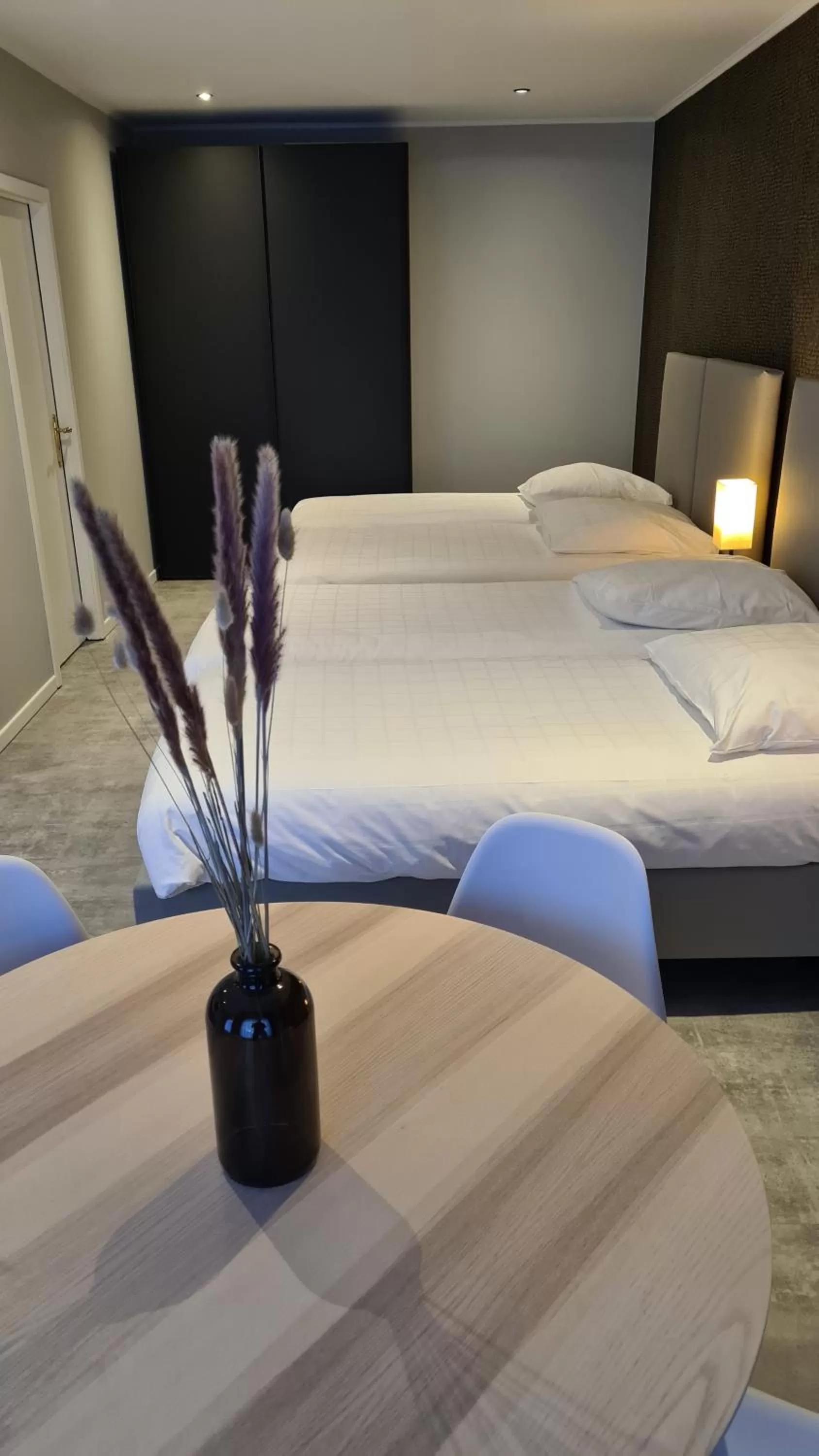 Bed in La Reine Hôtel & Restaurant