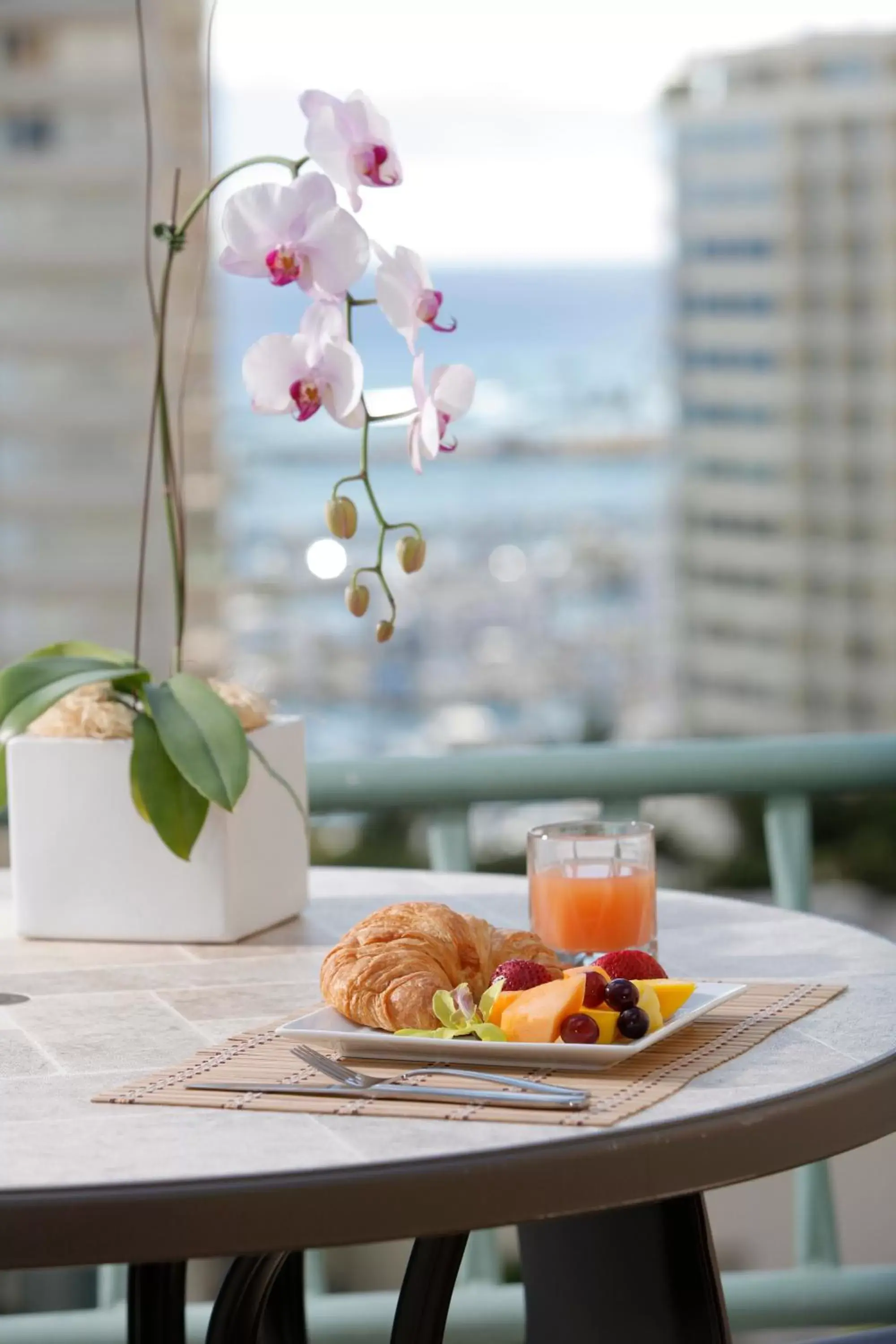 Balcony/Terrace, Breakfast in Ramada Plaza by Wyndham Waikiki