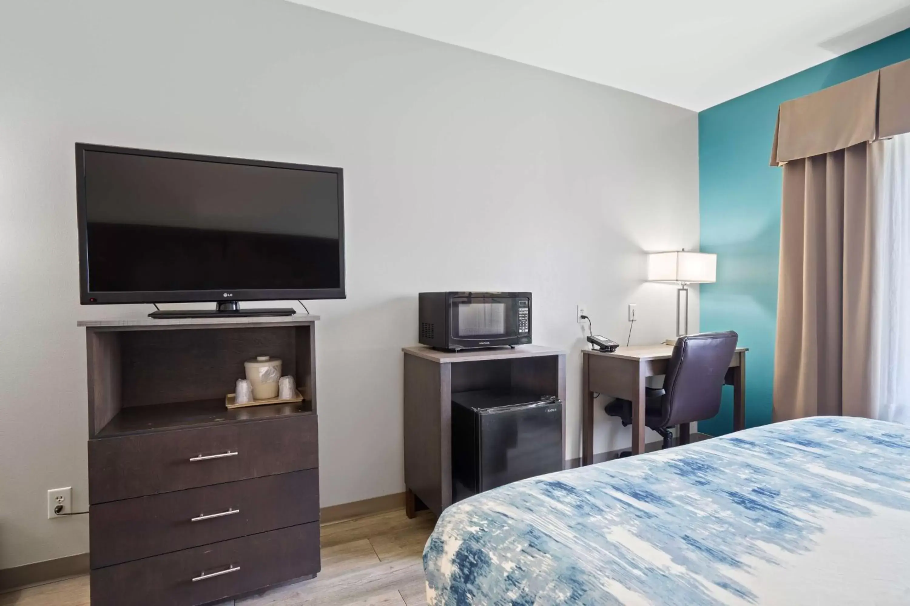 Bedroom, TV/Entertainment Center in Blue Water Inn & Suites BW Signature Collection