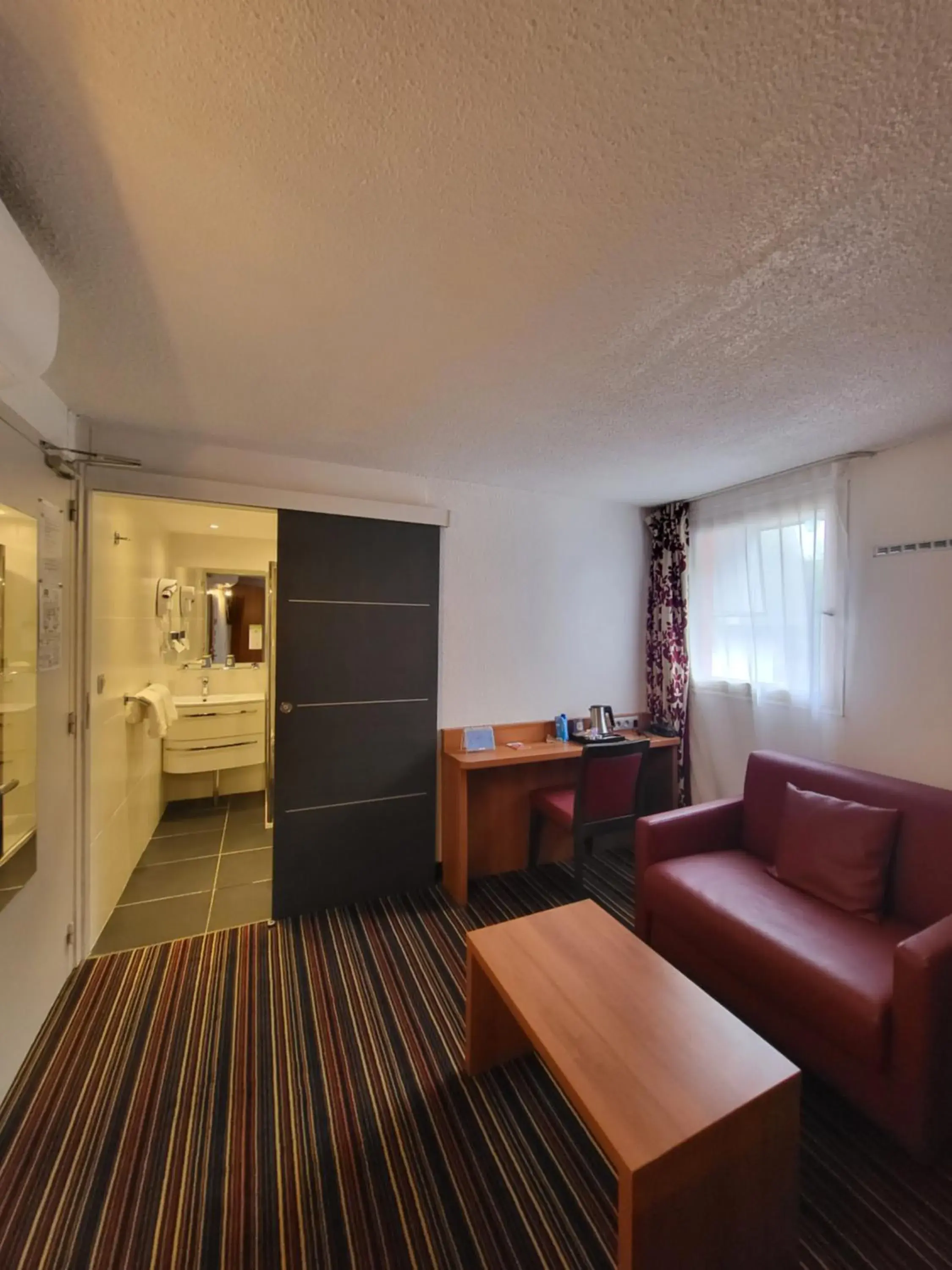 Bedroom, Seating Area in Kyriad Saint Quentin en Yvelines - Montigny