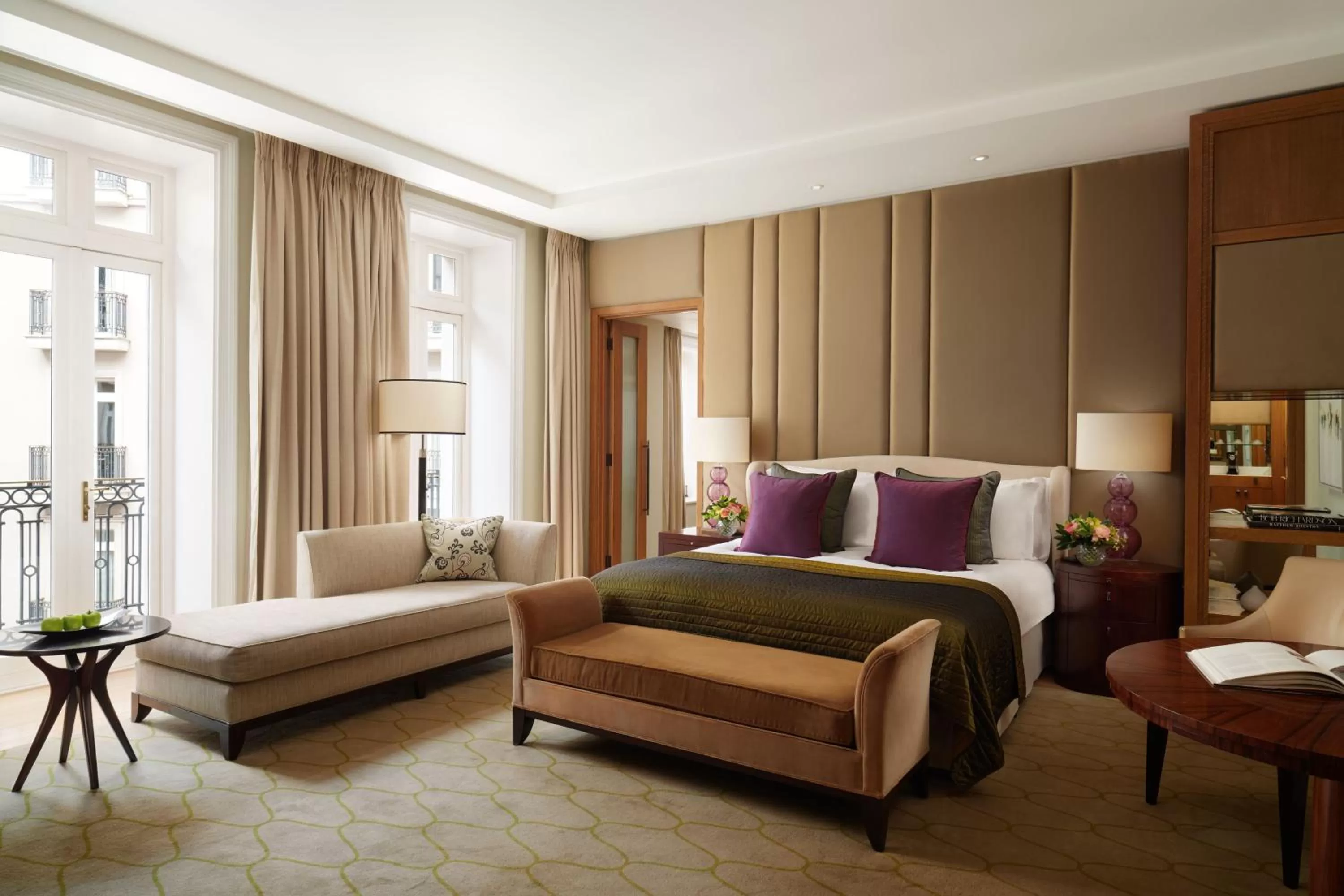 Bedroom, Bed in Corinthia London
