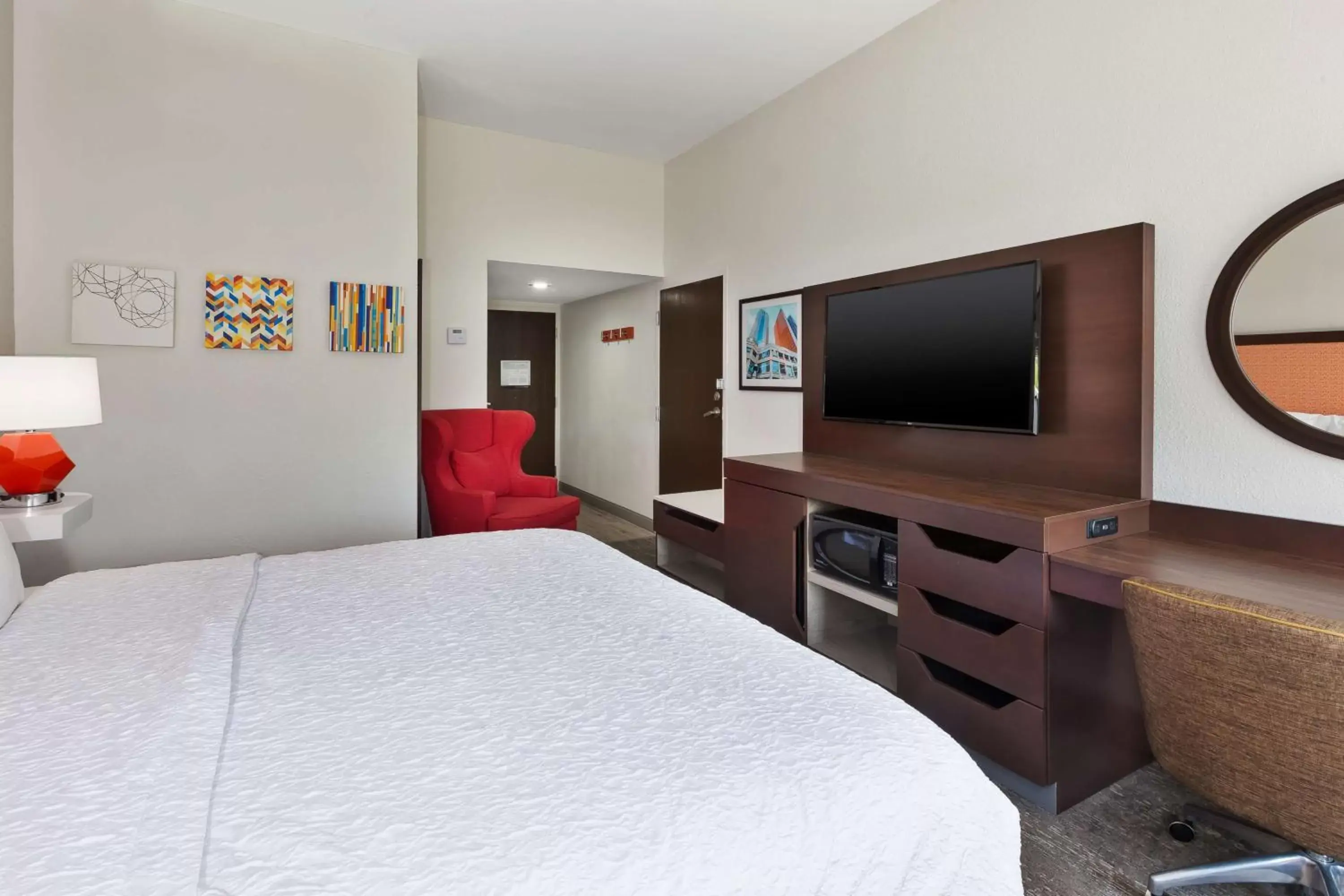 Bedroom, TV/Entertainment Center in Hampton Inn Columbus/Delaware I-71 North