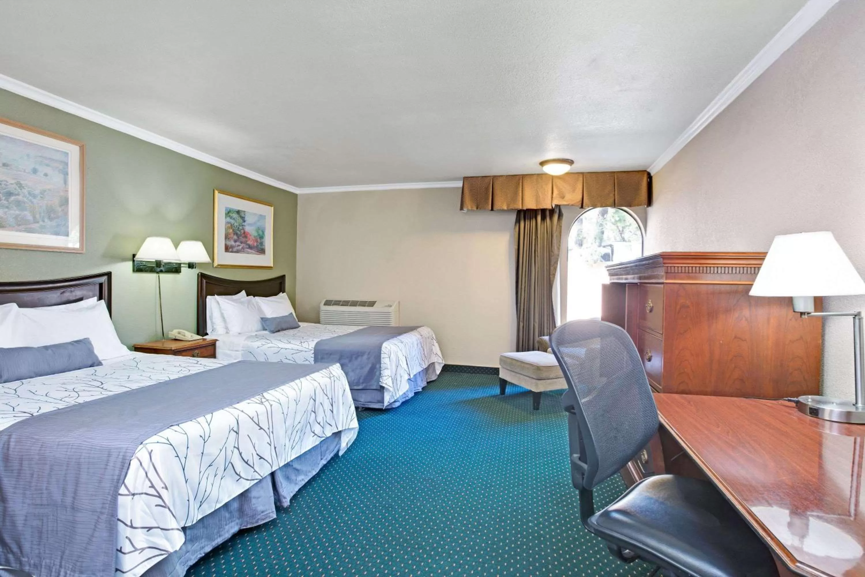 Photo of the whole room, Bed in Days Inn by Wyndham San Jose Convention Center