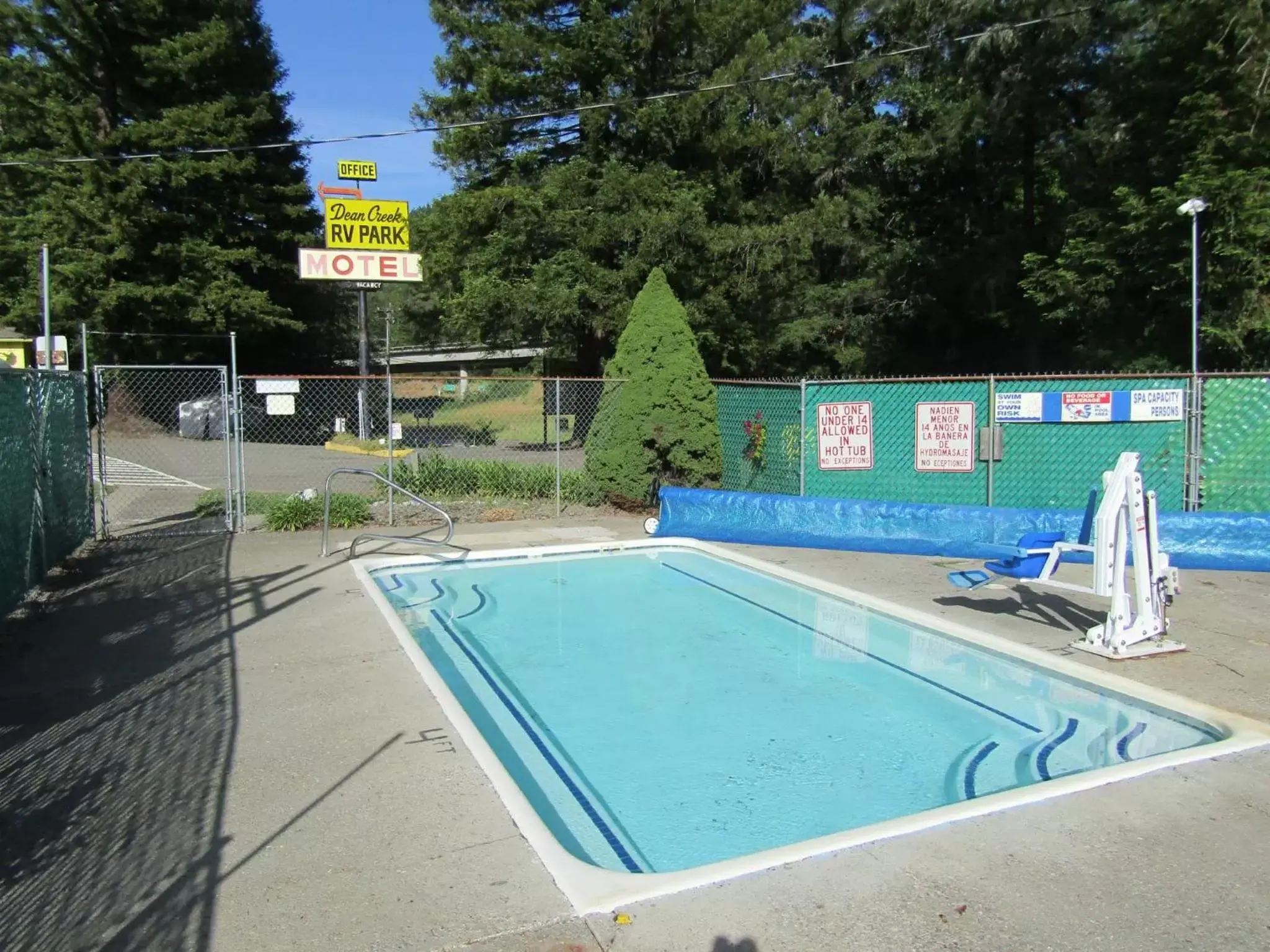 Hot Tub, Swimming Pool in Dean Creek Resort