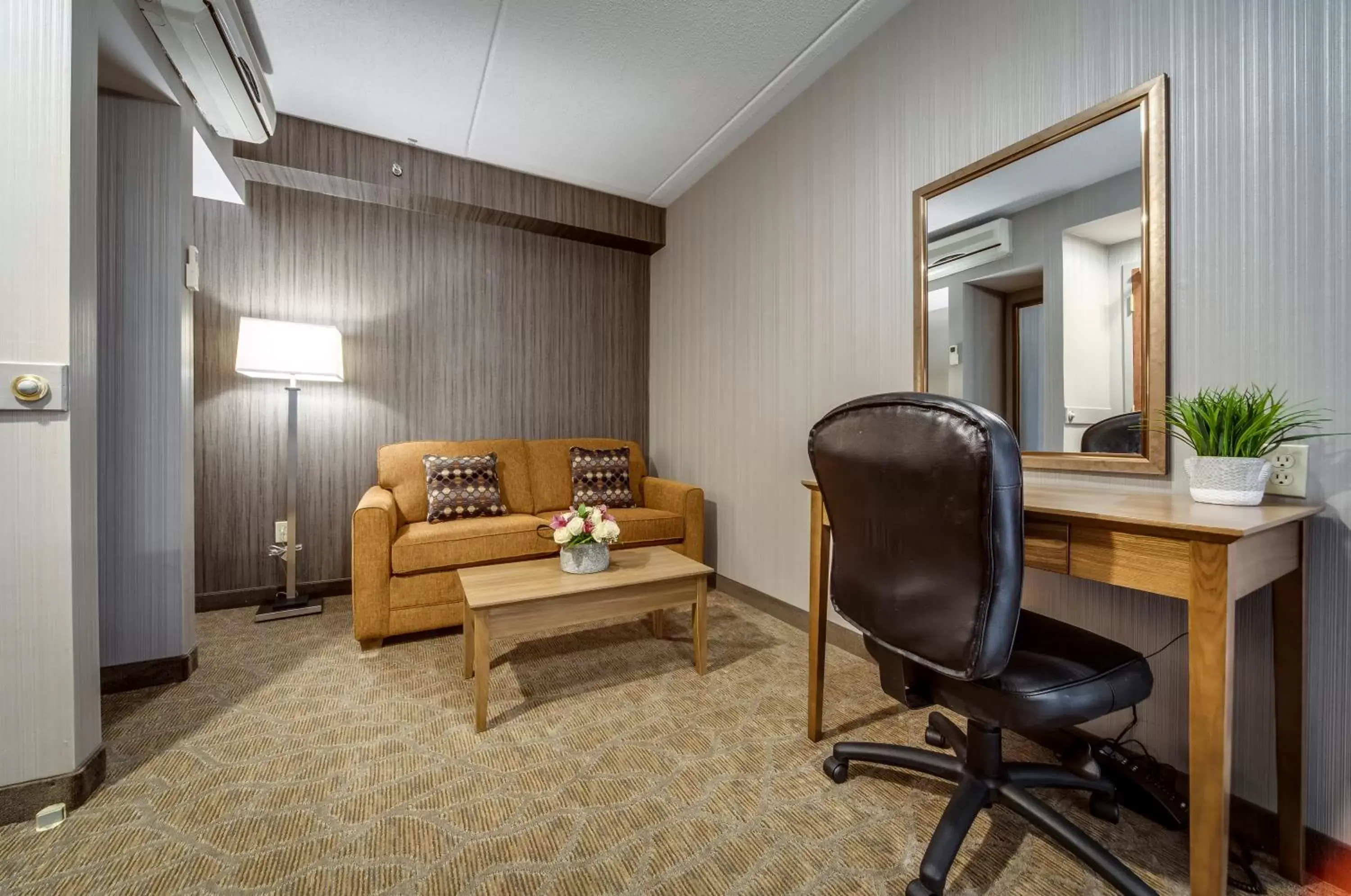 Living room in Monte Carlo Inn Airport Suites Living room in Monte Carlo Inn Airport Suites