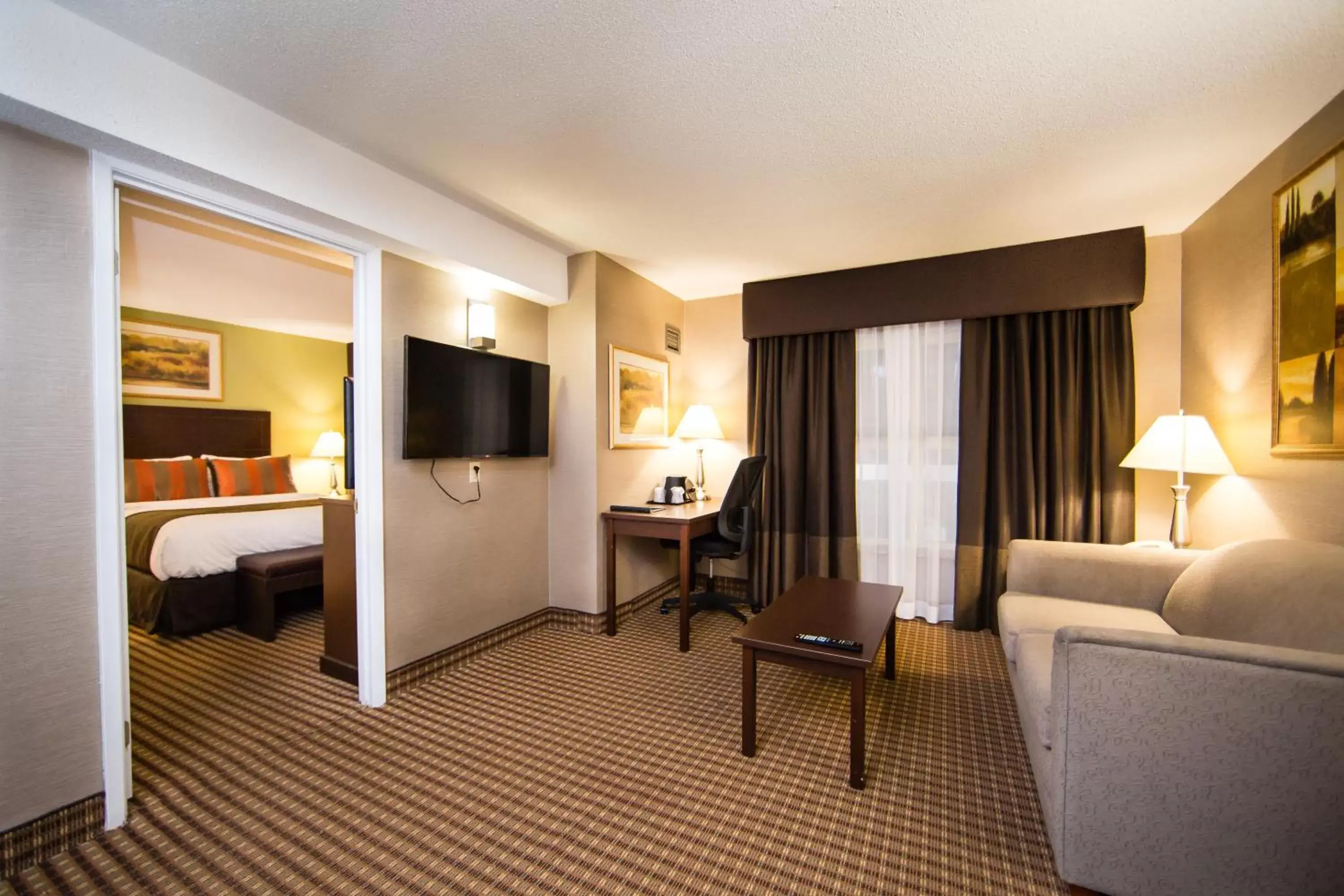 Living room, Seating Area in Best Western Plus Ottawa Kanata Hotel and Conference Centre