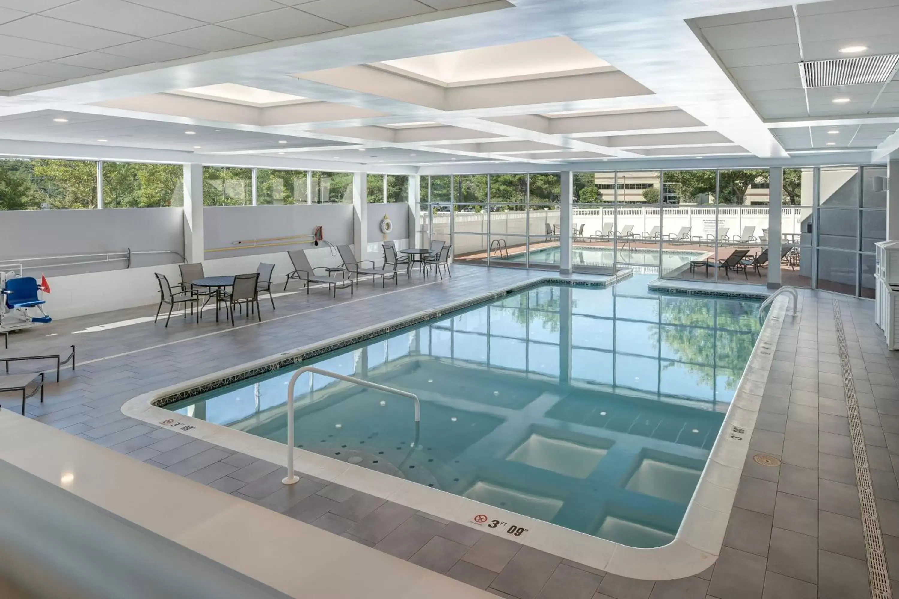 Swimming Pool in Sheraton Eatontown Hotel