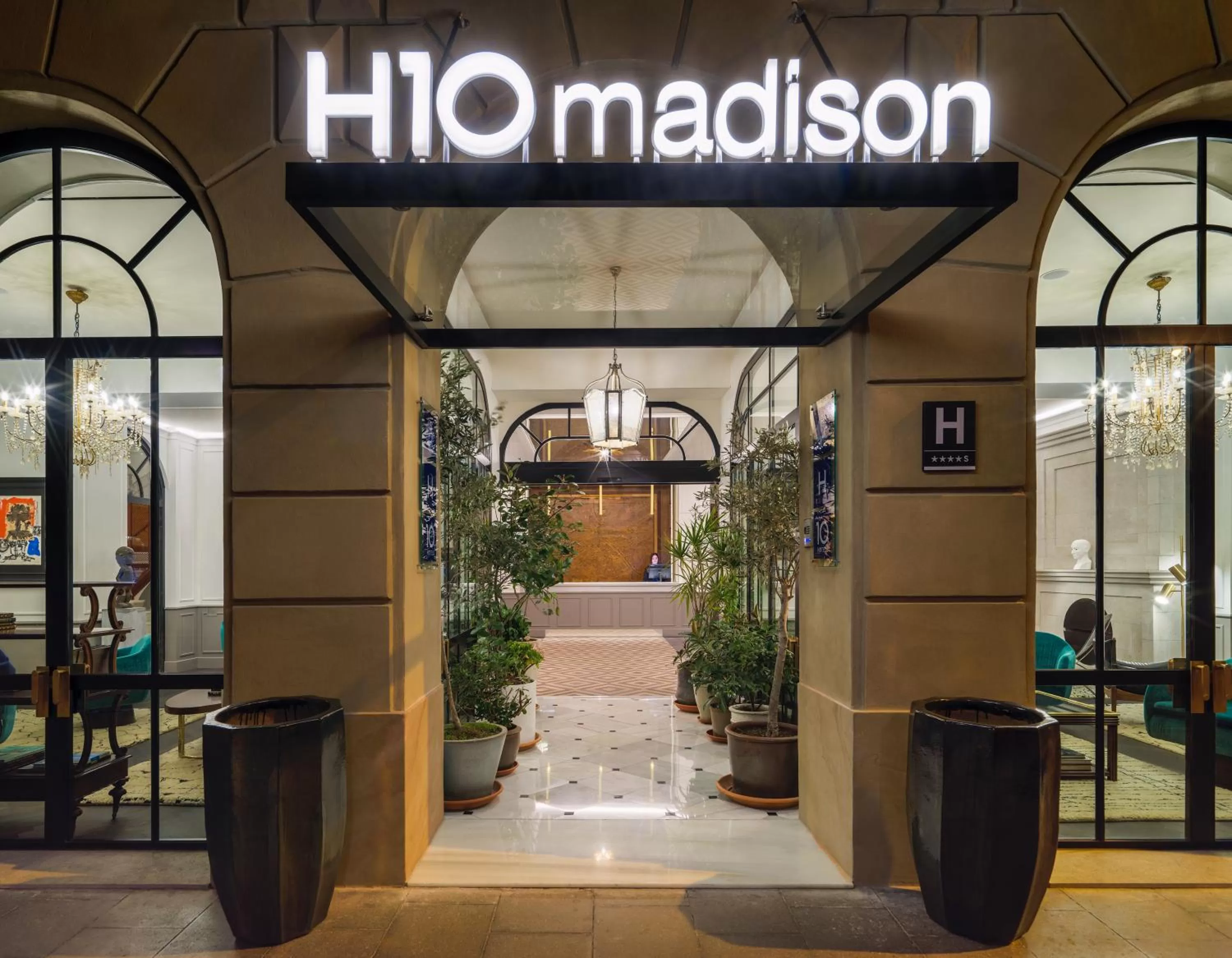 Facade/entrance in H10 Madison 4* Sup
