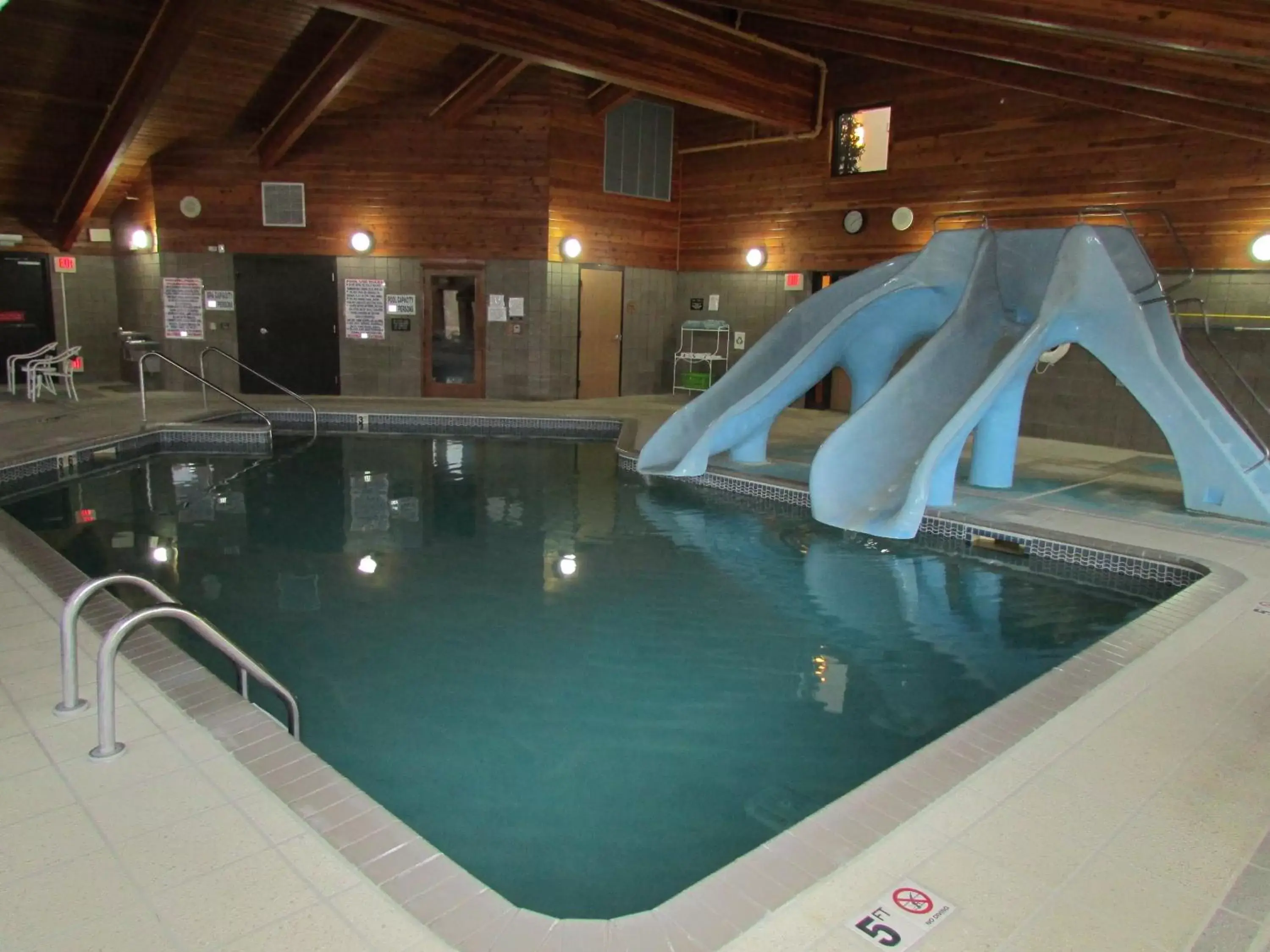 Swimming Pool in AmeriVu Inn & Suites