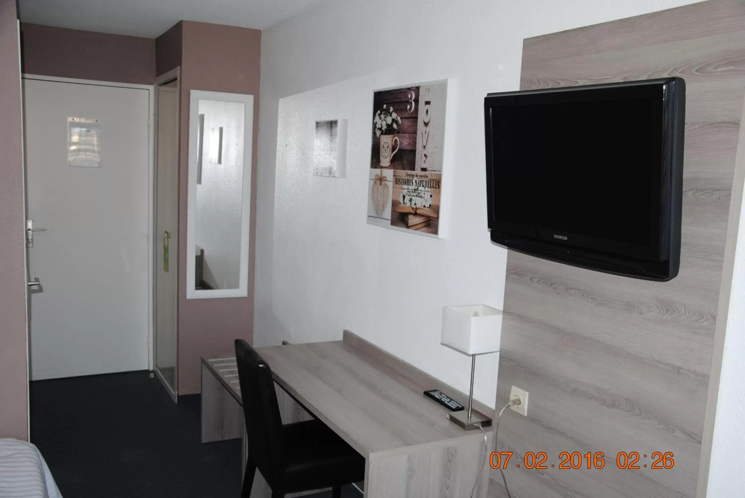 Bedroom, TV/Entertainment Center in Hotel Albizzia