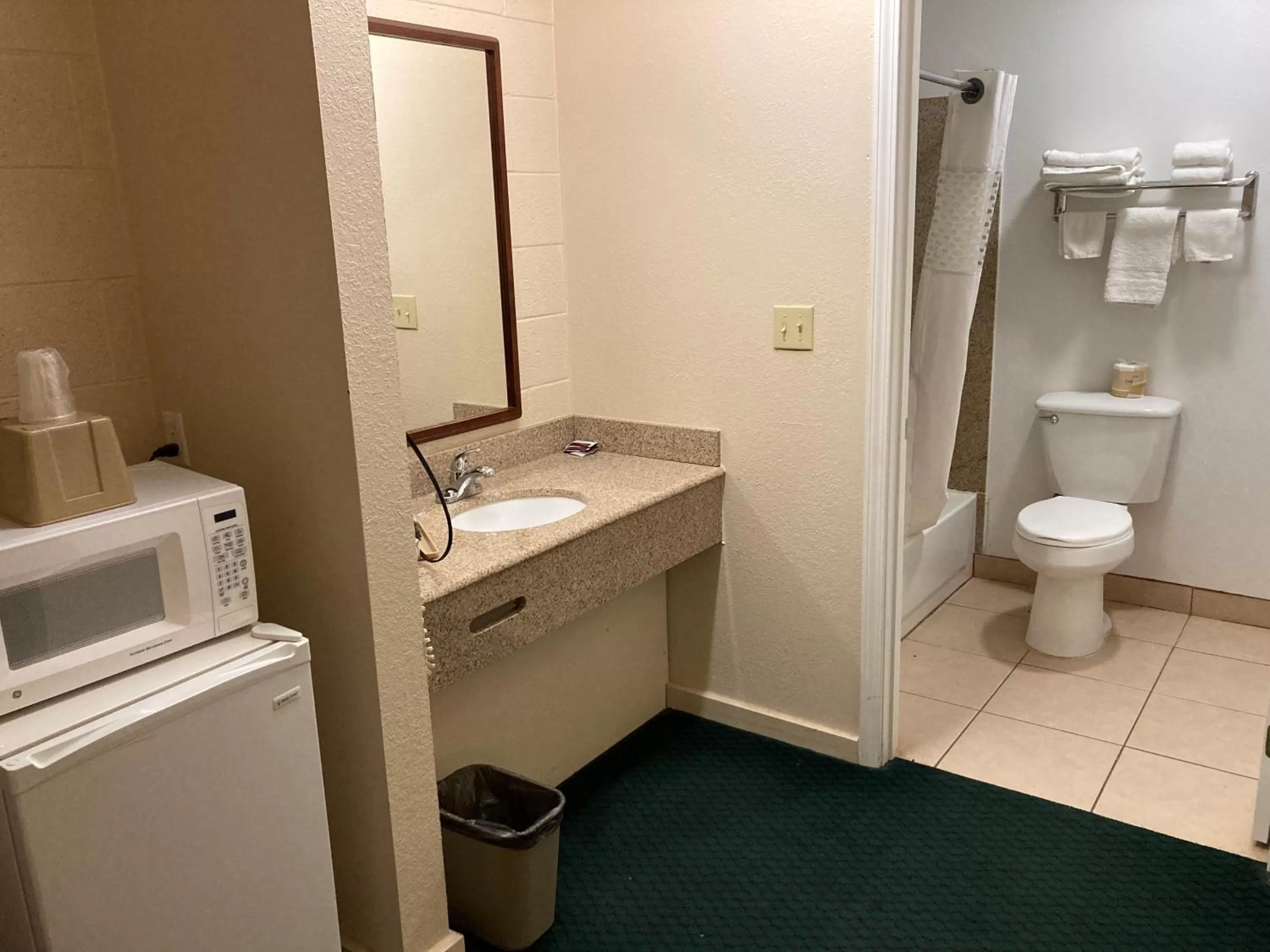 Bathroom in Childress Inn