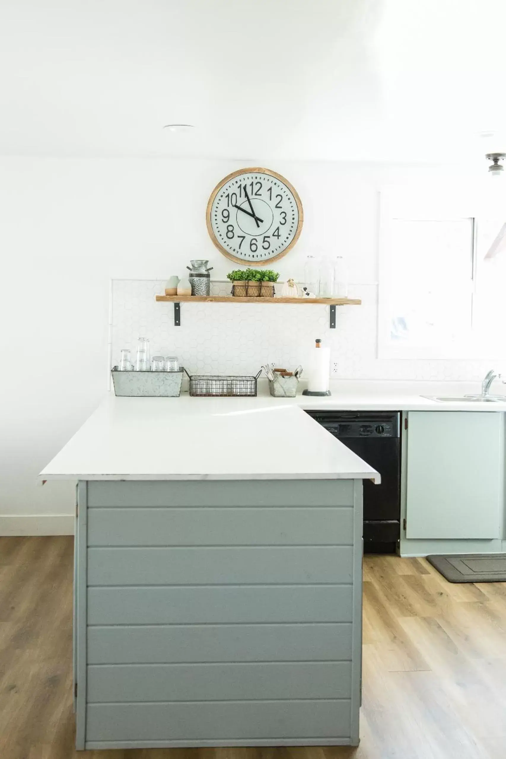 Dining area, Kitchen/Kitchenette in Happy Trails BnB