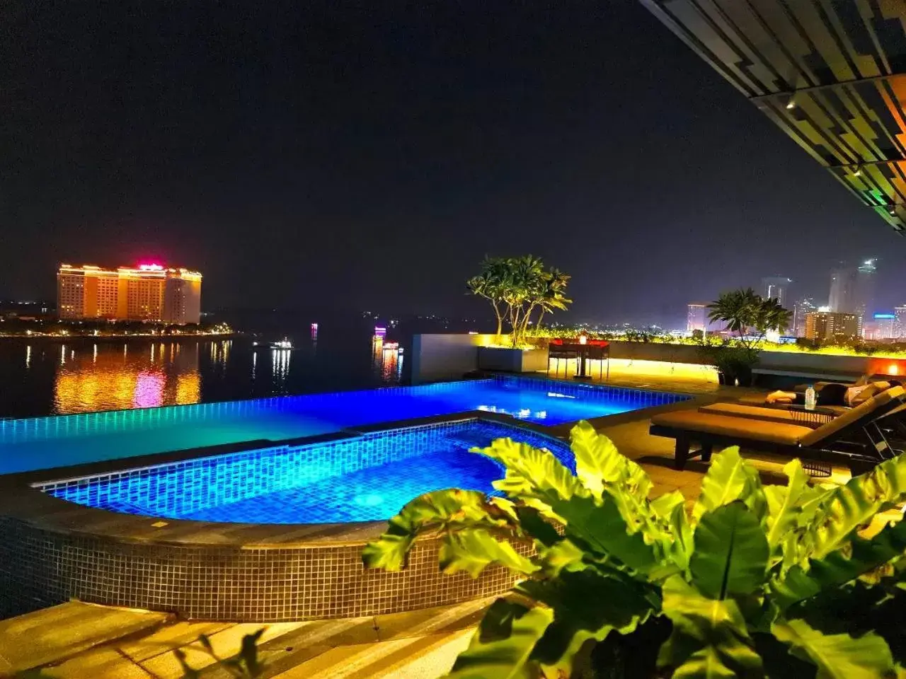 Pool view, Swimming Pool in Harmony Phnom Penh Hotel