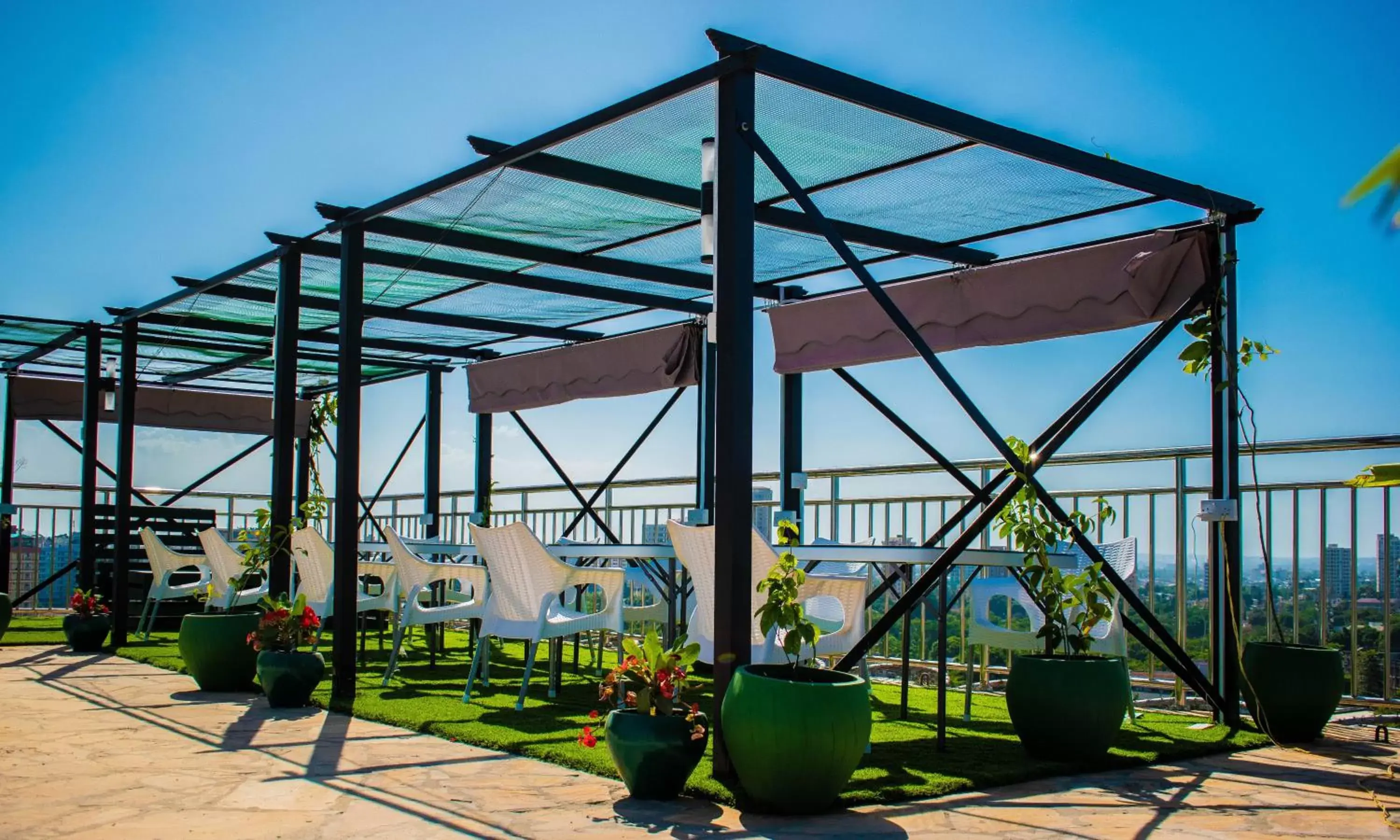 Lounge or bar in Holiday Inn Dar Es Salaam, an IHG Hotel