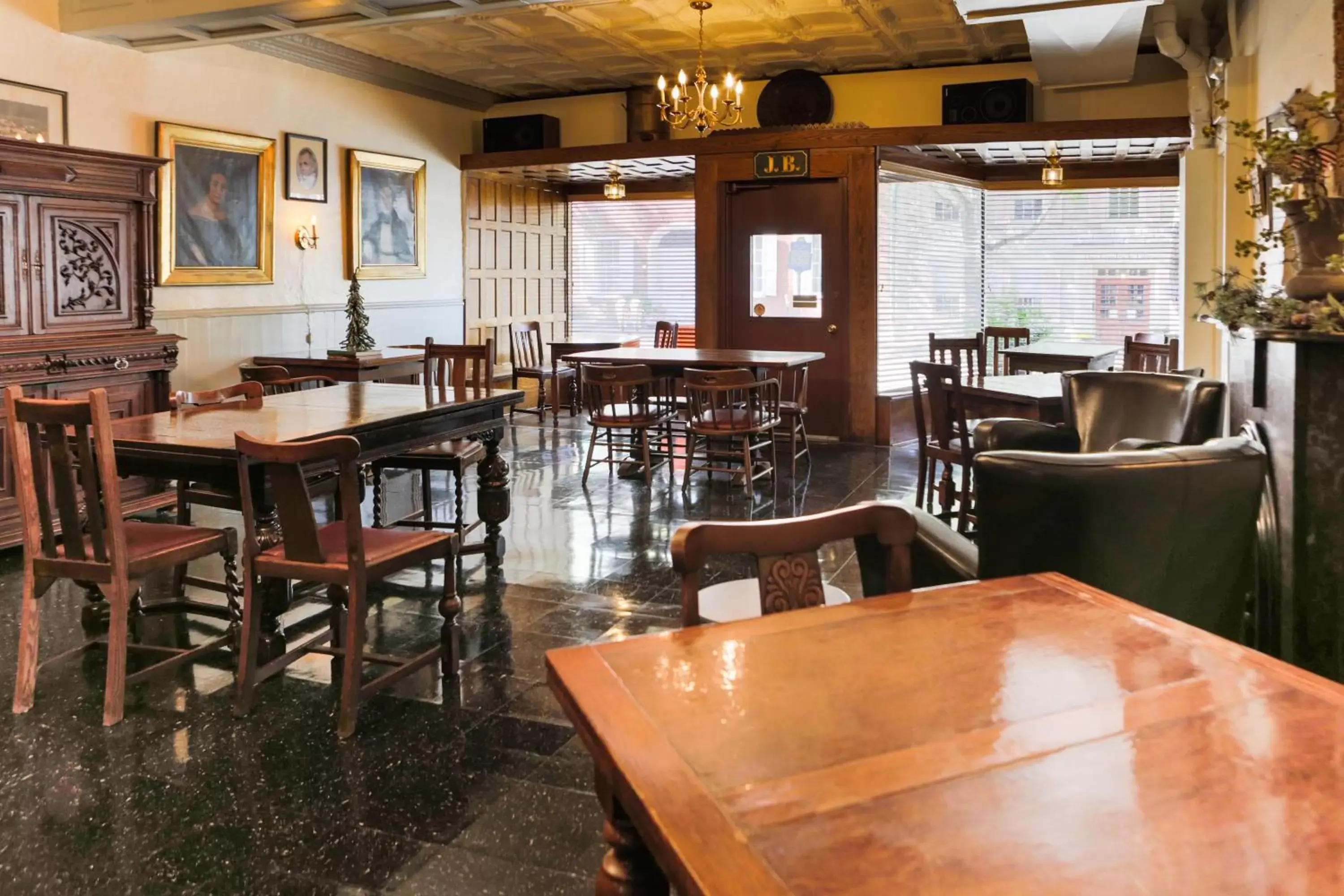 Restaurant/Places to Eat in James Buchanan Hotel