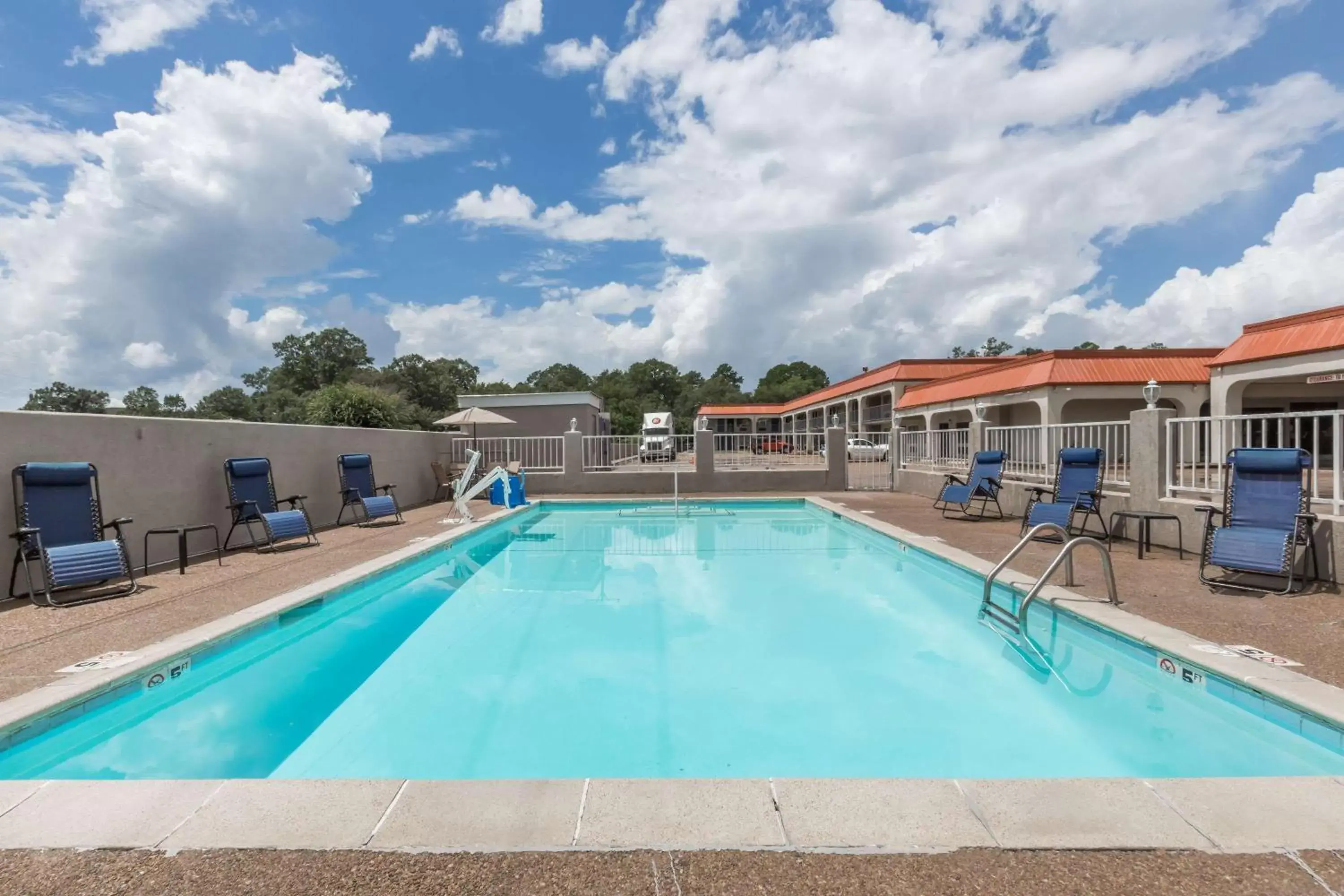 On site, Swimming Pool in Days Inn by Wyndham Pearl/Jackson Airport