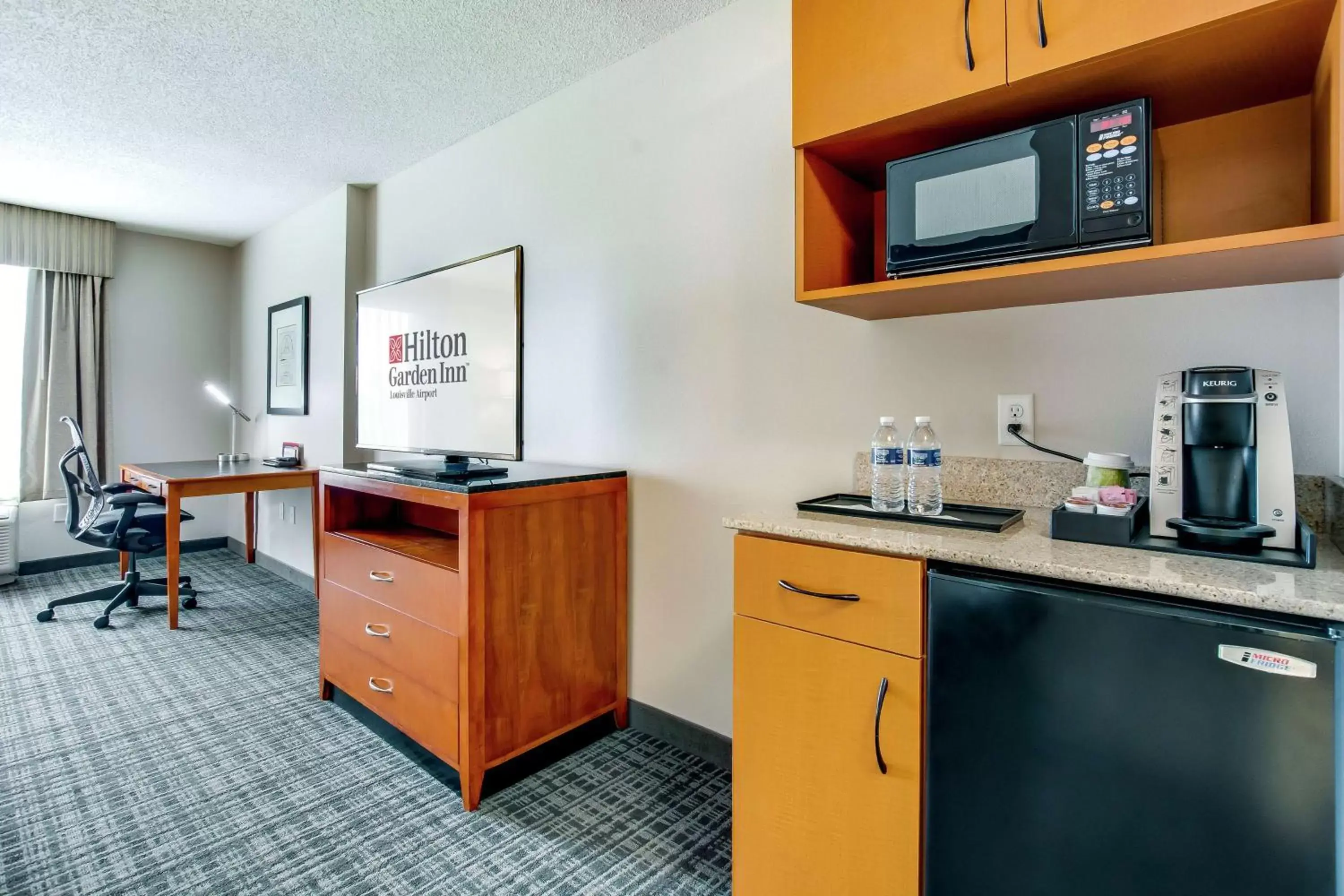 Bedroom, Kitchen/Kitchenette in Hilton Garden Inn Louisville Airport