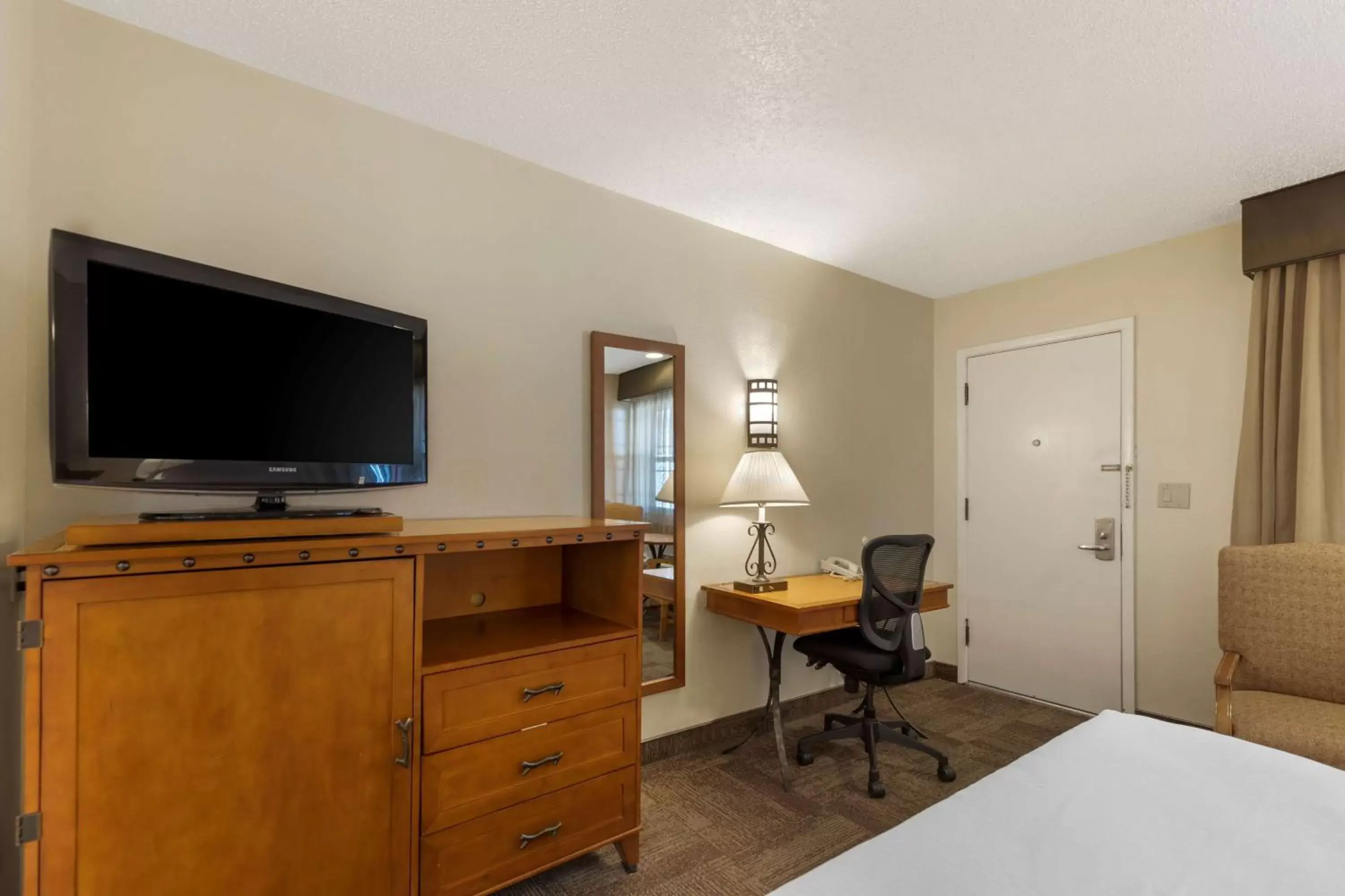 Bed, TV/Entertainment Center in Best Western Pioneer