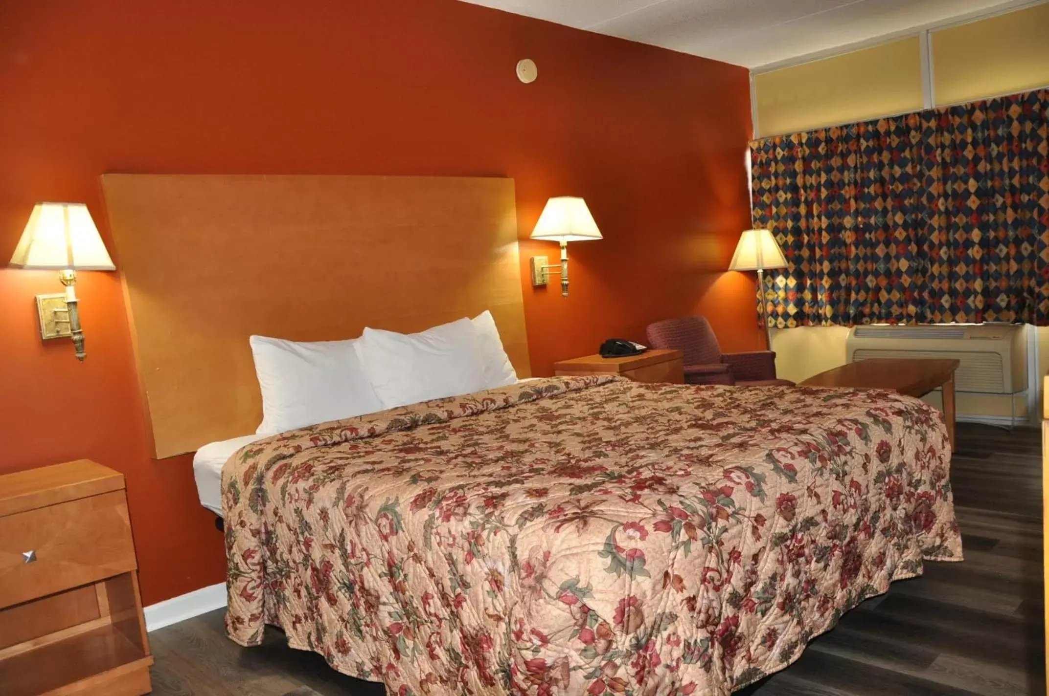 Bed in Best Rest Inn - Jacksonville