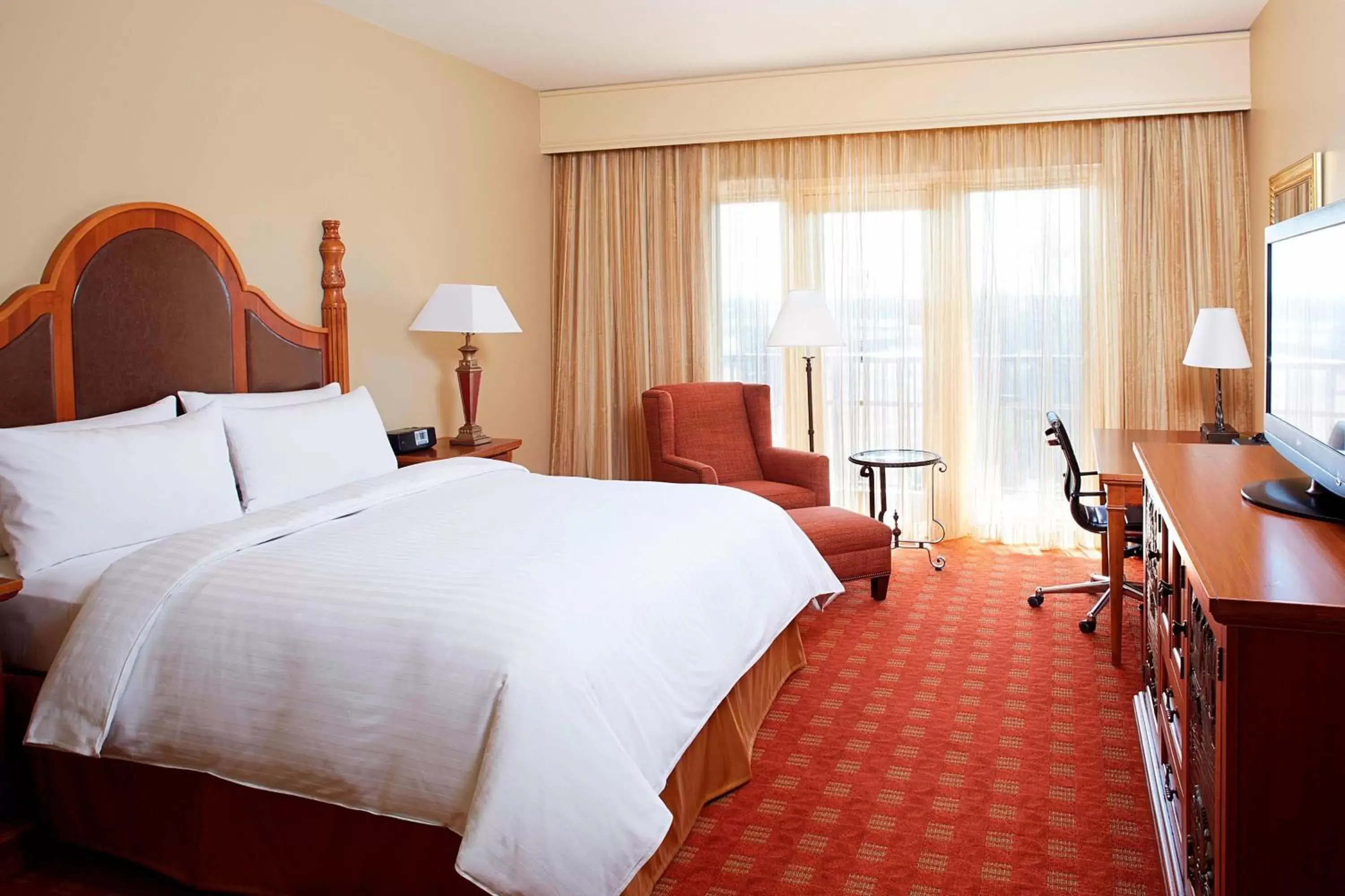 Photo of the whole room, Bed in Marriott Shoals Hotel & Spa