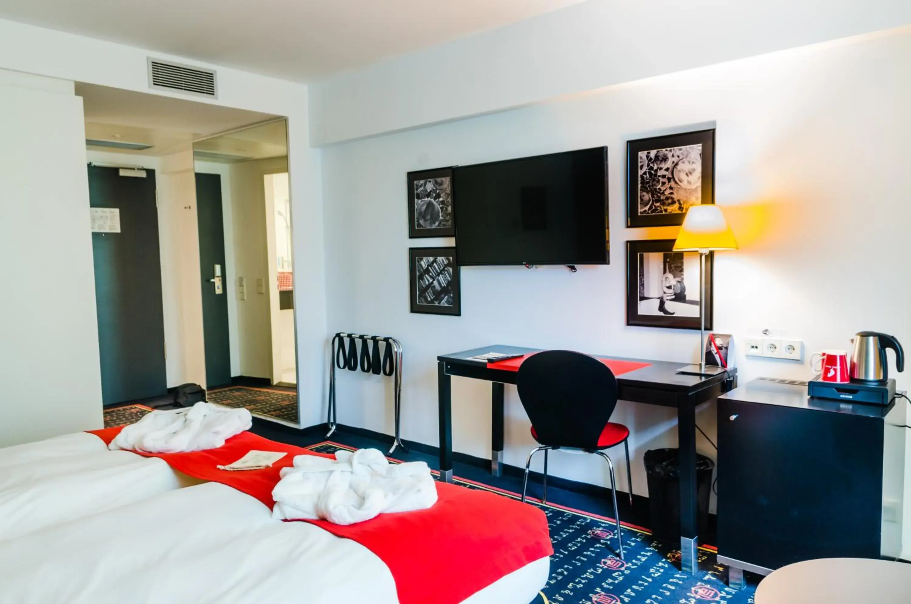 Bed, TV/Entertainment Center in Vienna House Easy By Wyndham Airport Bucharest