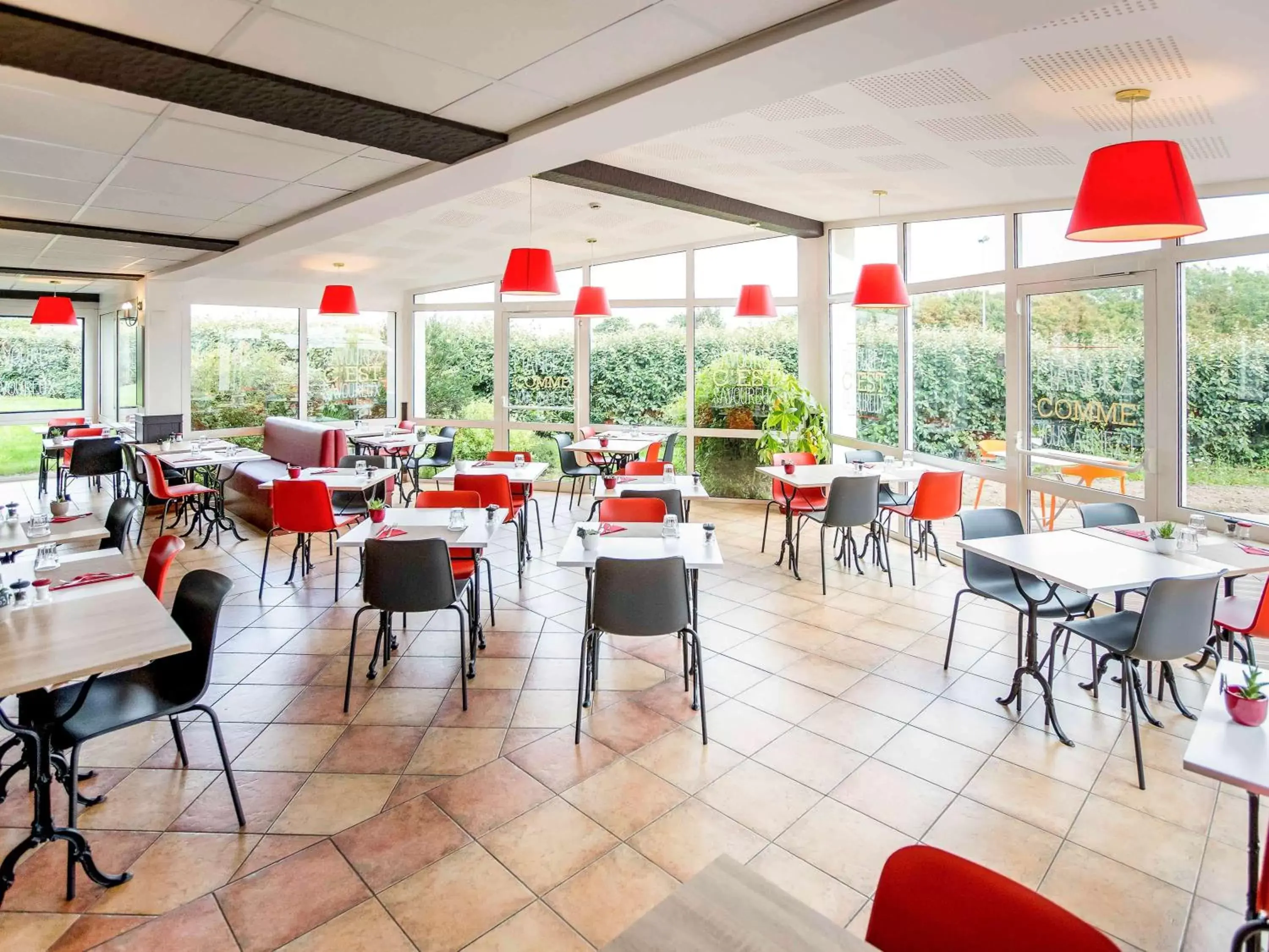 Restaurant/Places to Eat in ibis Cherbourg La Glacerie