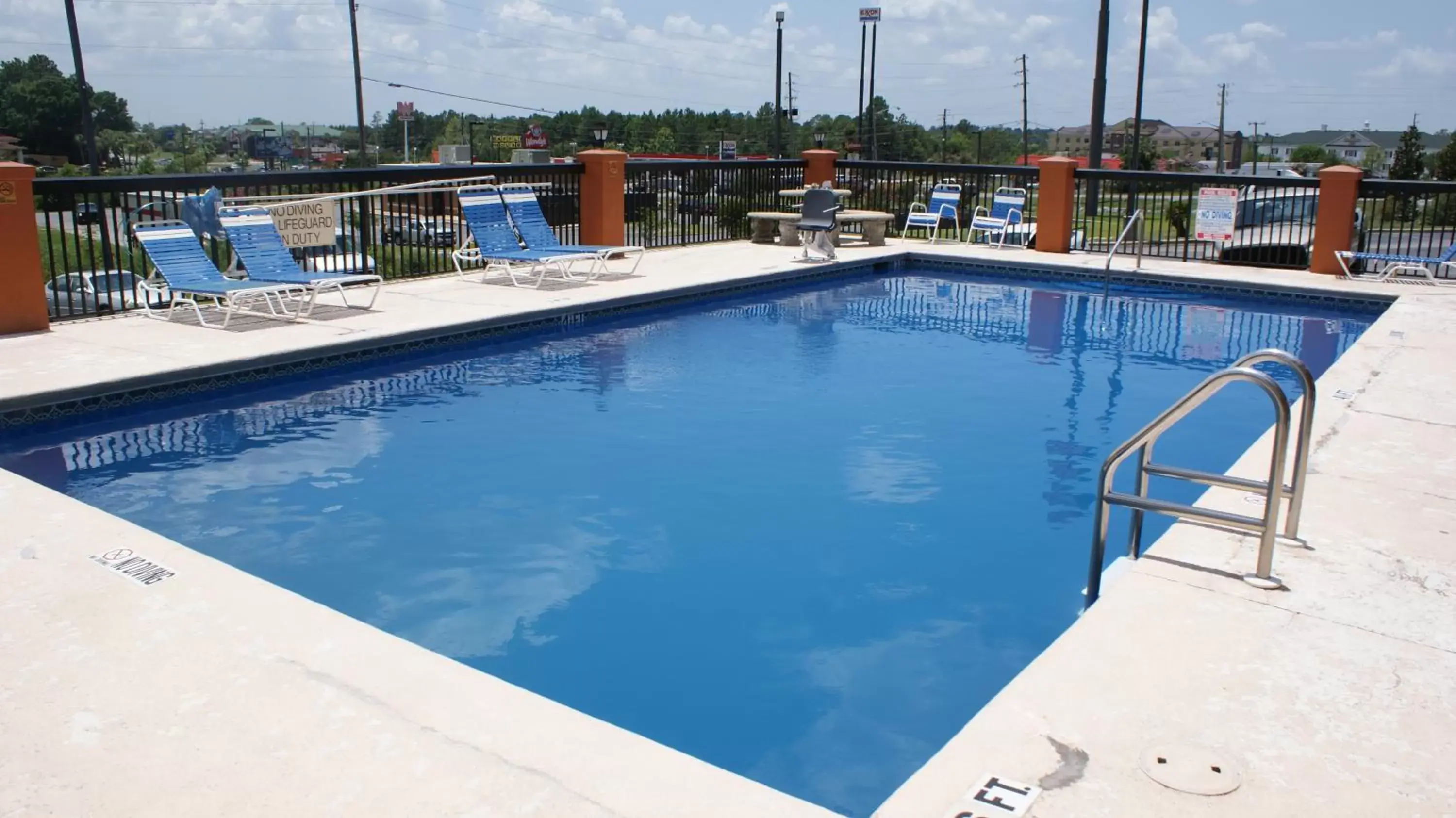 Swimming Pool in Home Town Inn & Suites