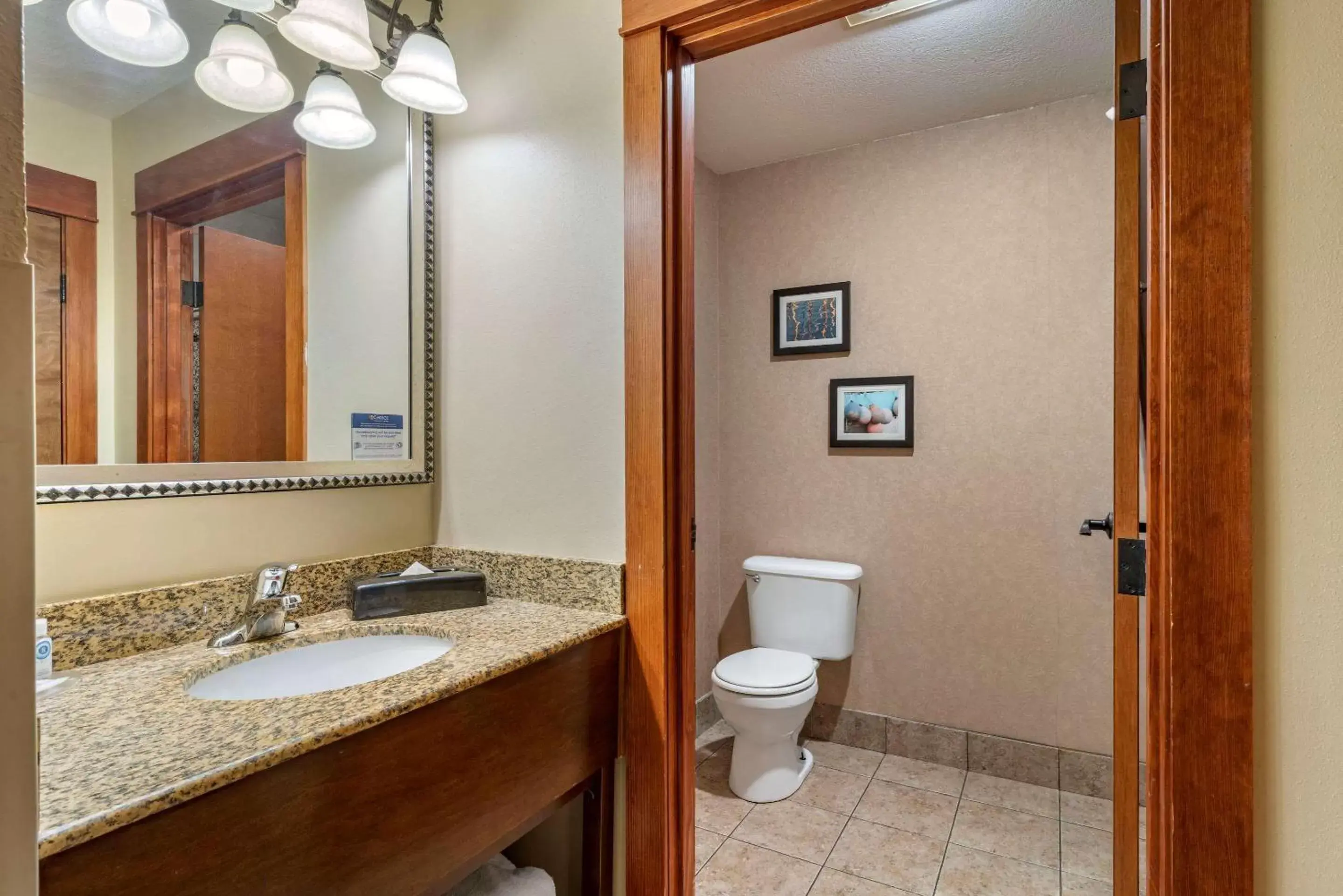 Bedroom, Bathroom in Comfort Inn & Suites Lincoln City