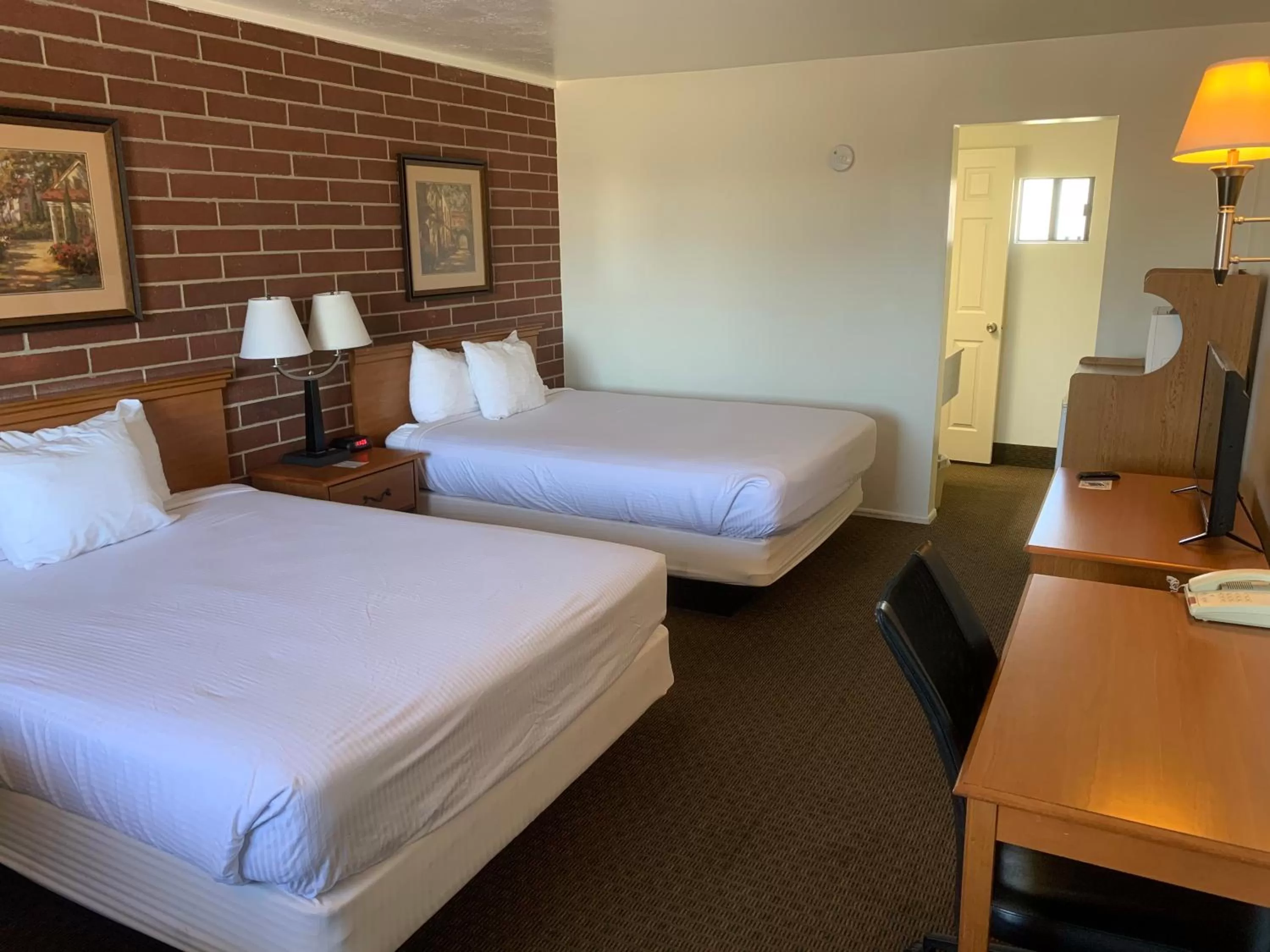 Photo of the whole room, Bed in Days Inn by Wyndham Lake Point