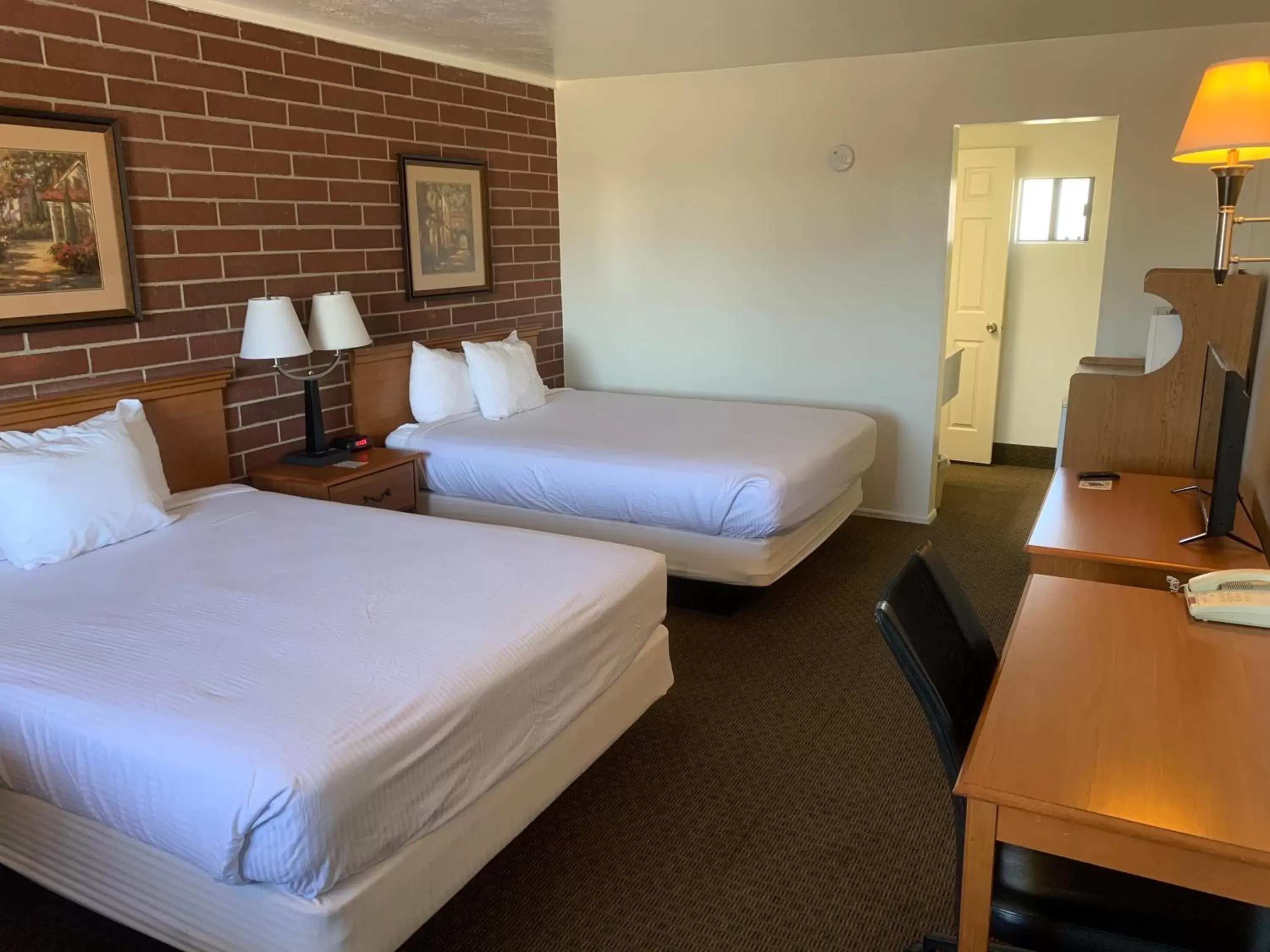 Photo of the whole room, Bed in Oquirrh Mountain Inn