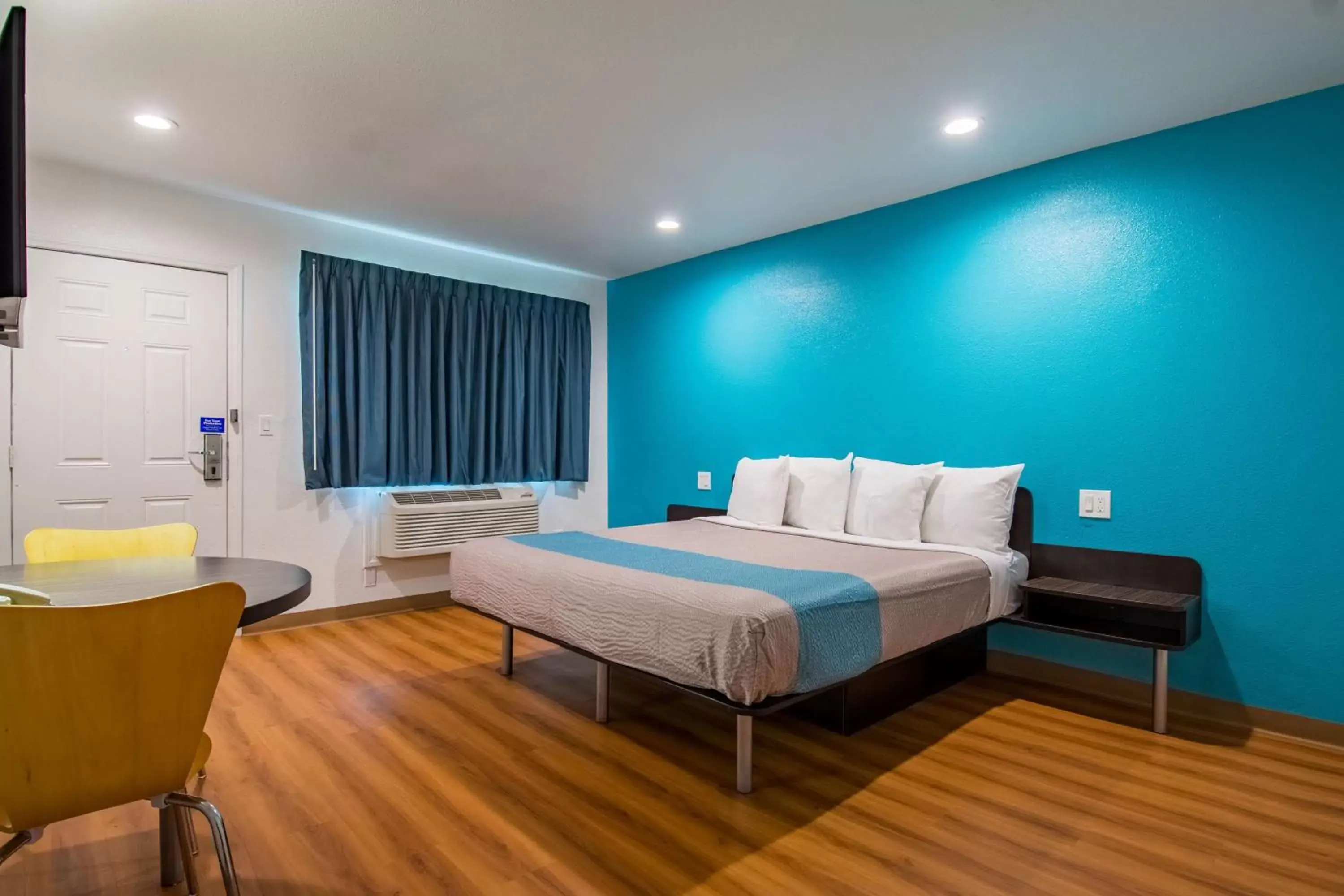 Bedroom, Bed in Motel 6-San Bernardino, CA - Downtown