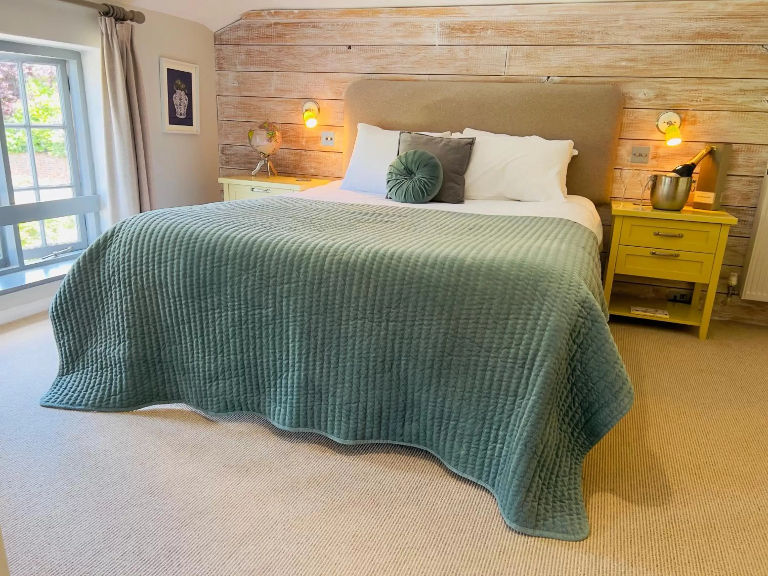 Bedroom, Bed in New Flying Horse Inn