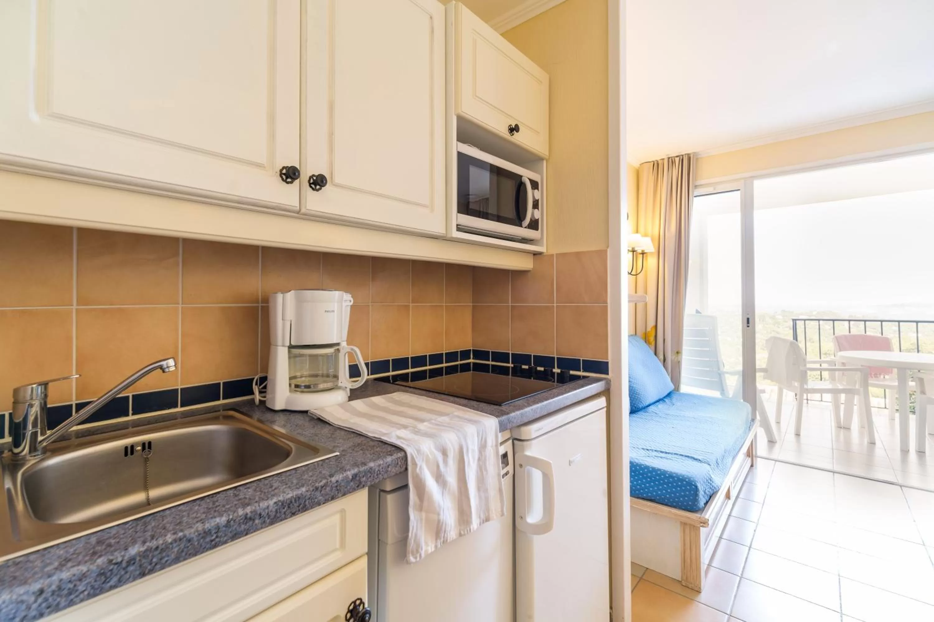 Kitchen or kitchenette in Résidence Pierre & Vacances Les Restanques du Golfe de Saint-Tropez