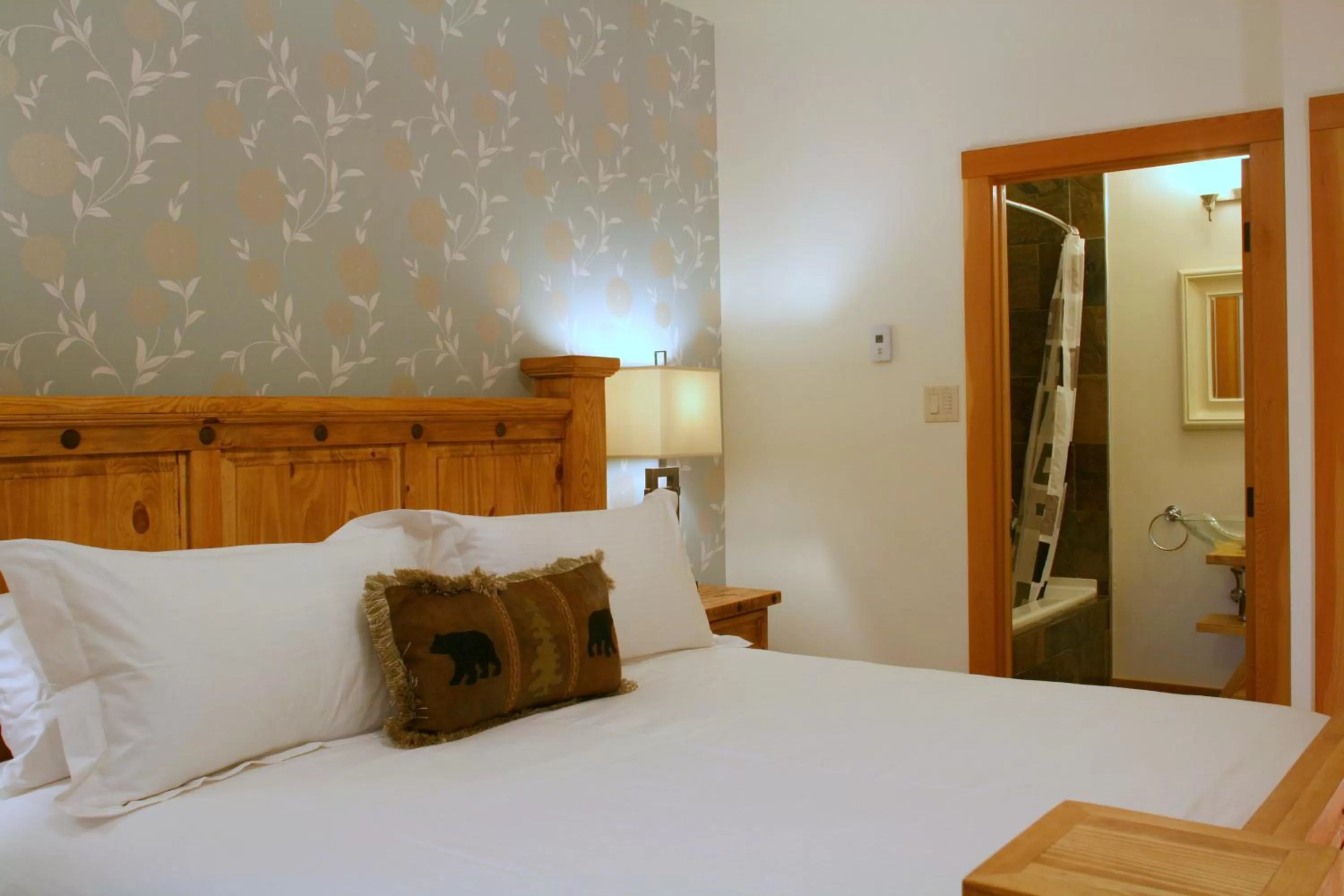 Bathroom, Bed in Canyon Ridge Lodge