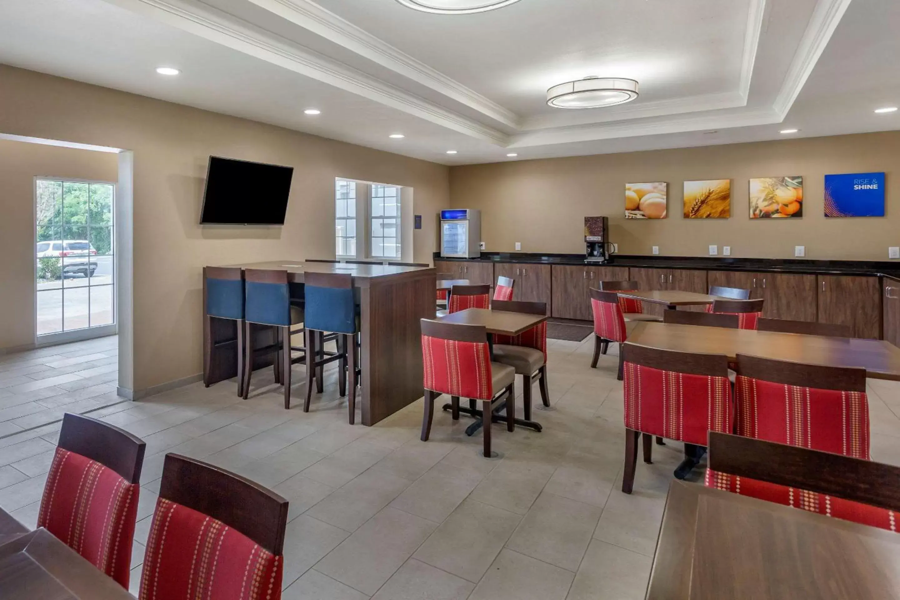 Restaurant/Places to Eat in Comfort Suites