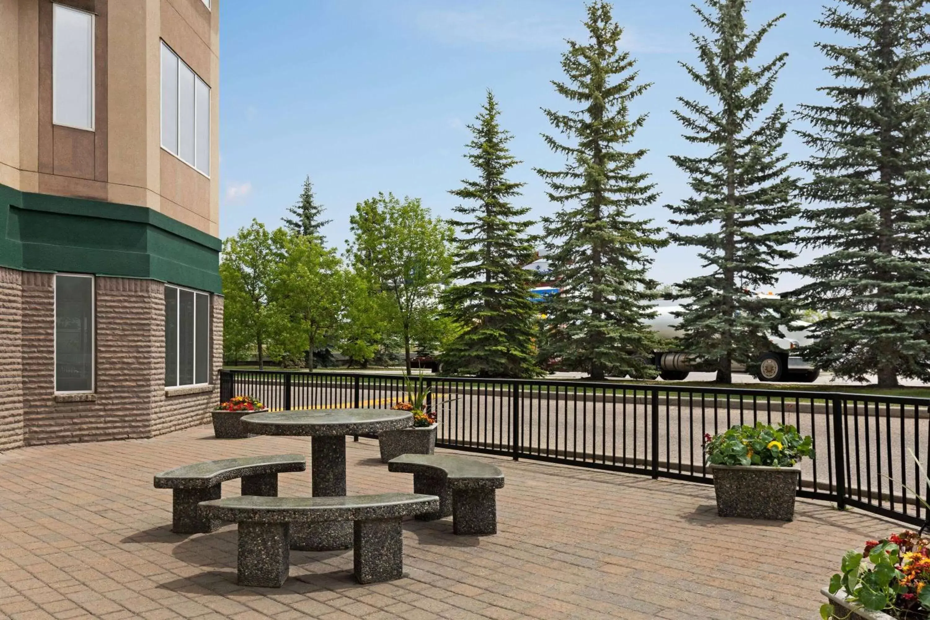 Property building in Super 8 by Wyndham Calgary Shawnessy Area Property building in Super 8 by Wyndham Calgary Shawnessy Area