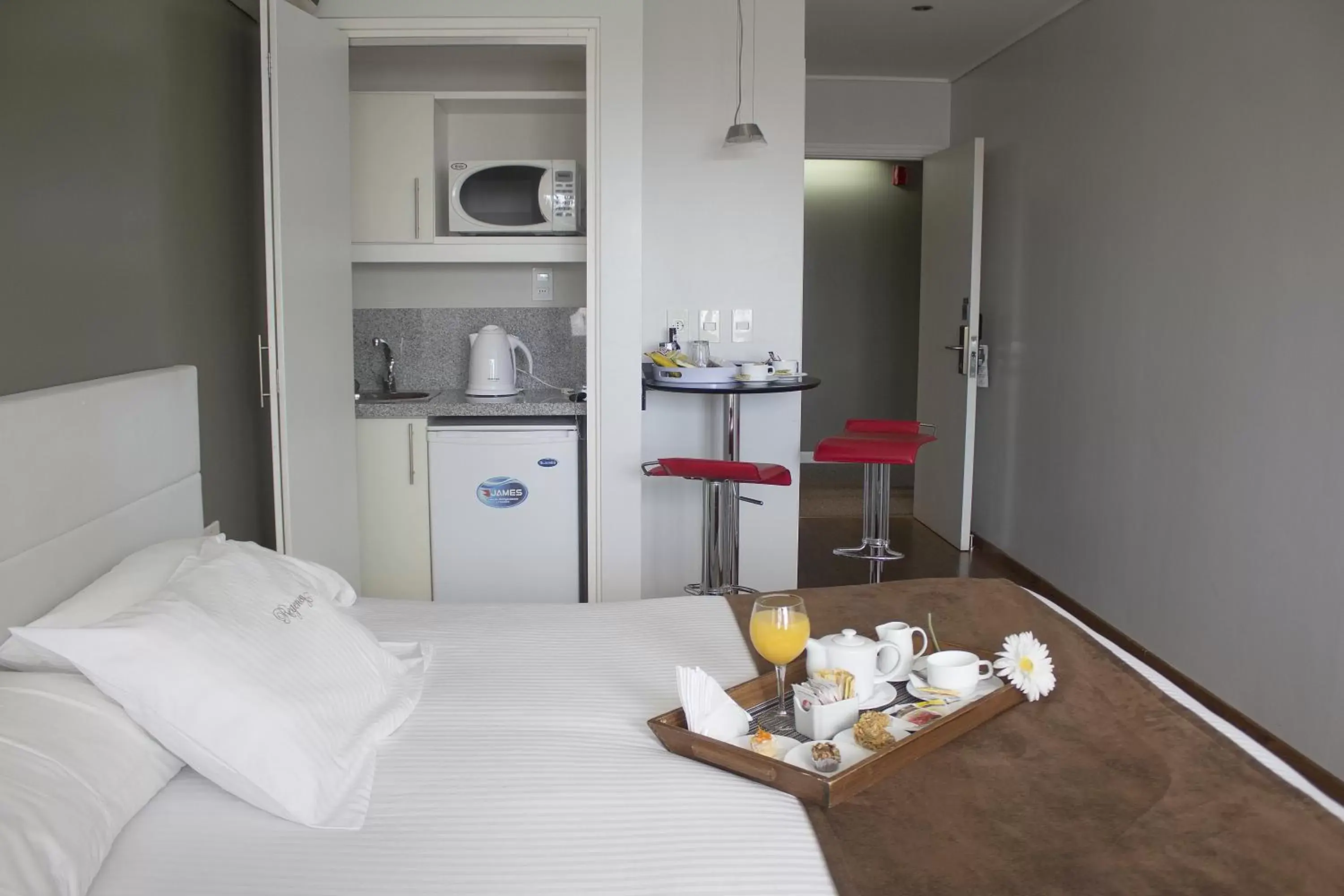 Kitchen or kitchenette, Bed in Regency Golf - Hotel Urbano