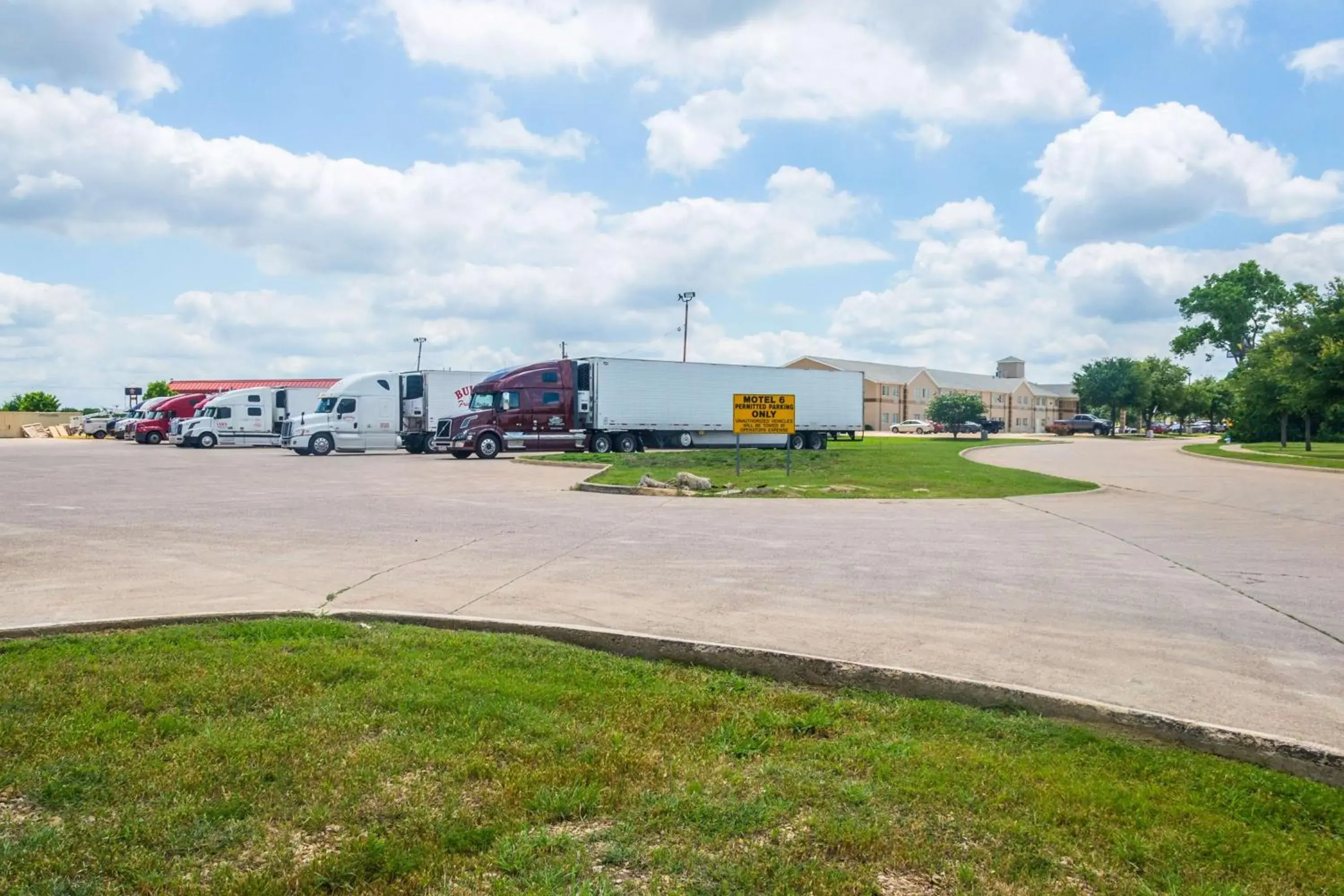 Property building, Garden in Motel 6-Mesquite, TX - Rodeo - Convention Ctr