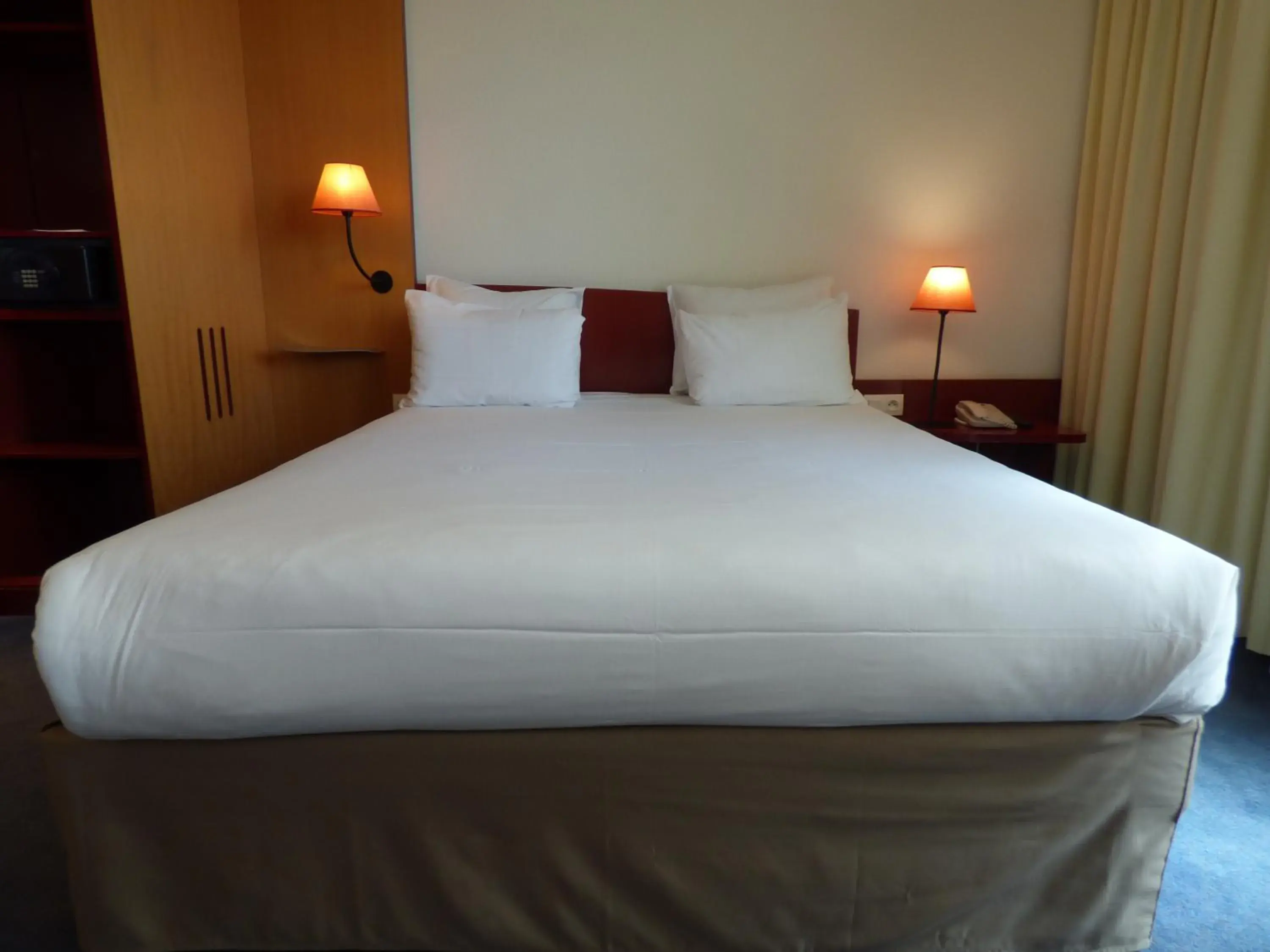 Bed in Novotel Suites Marseille Centre Euromed