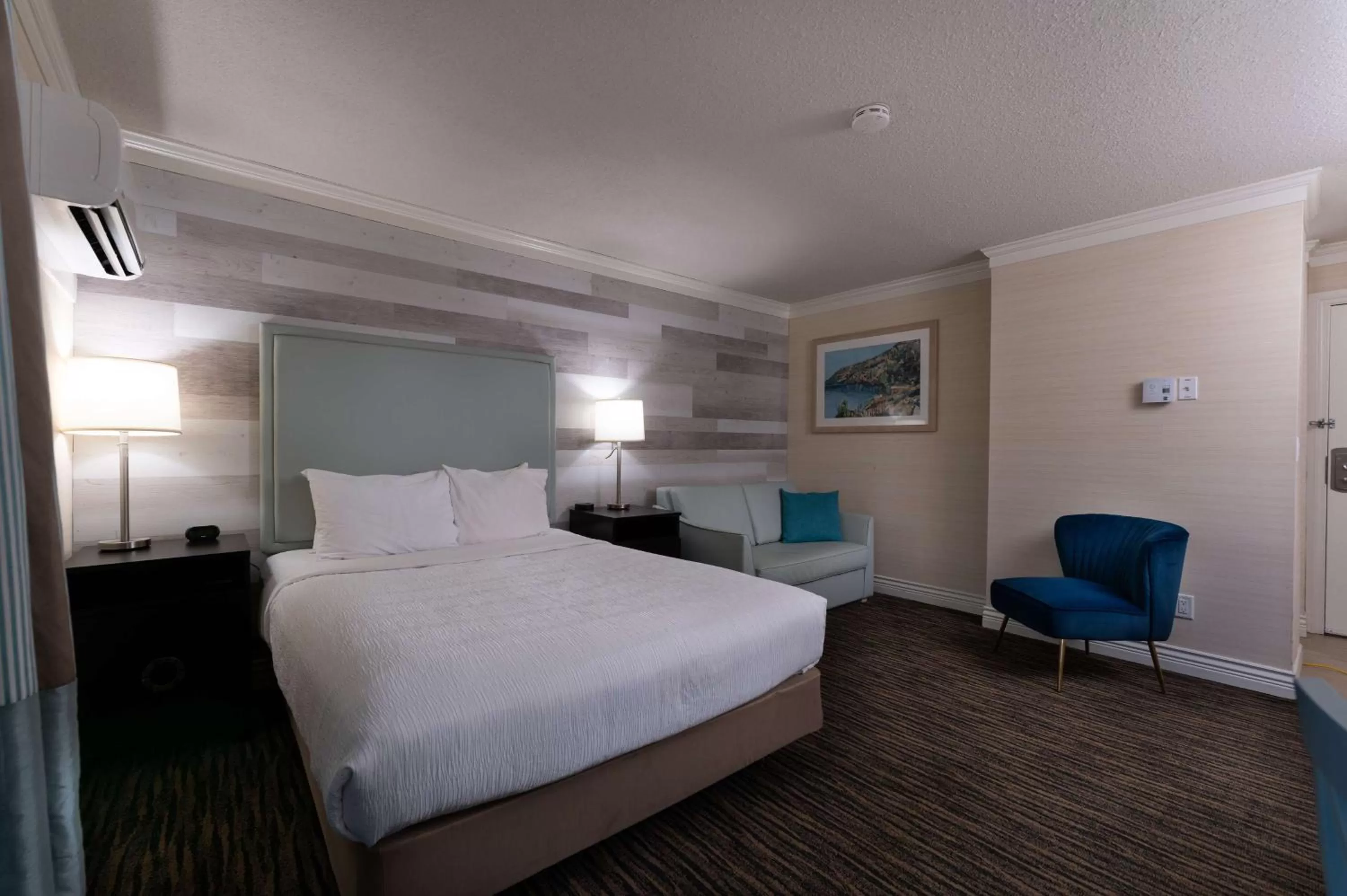 Queen Room with Roll-In Shower - Disability Access in Prestige Beach House, WorldHotels Crafted