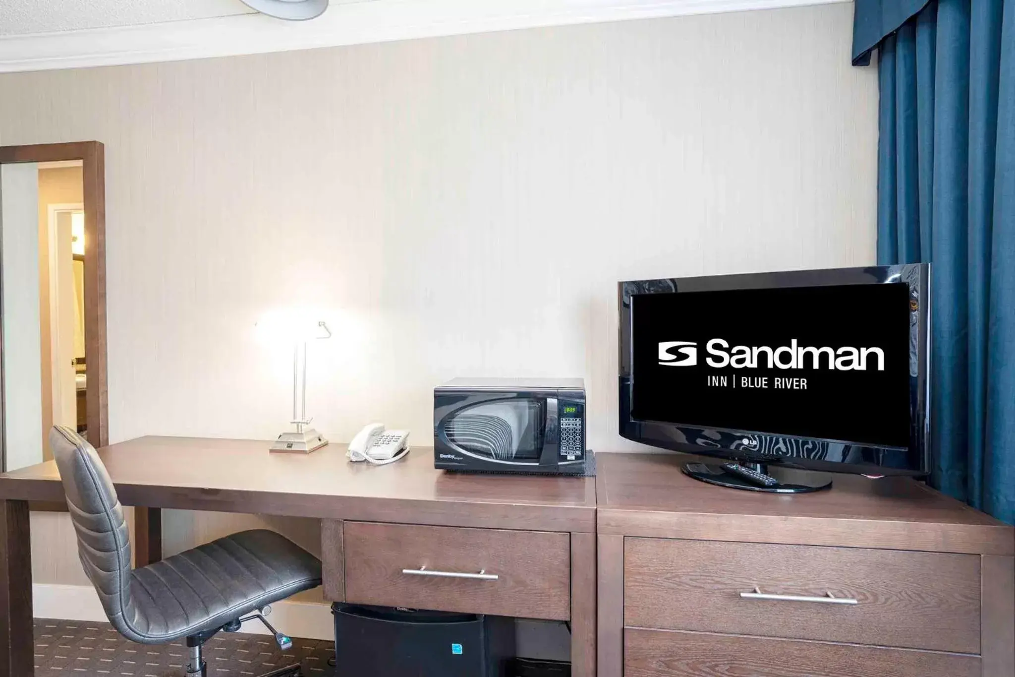 Photo of the whole room, TV/Entertainment Center in Sandman Inn Blue River