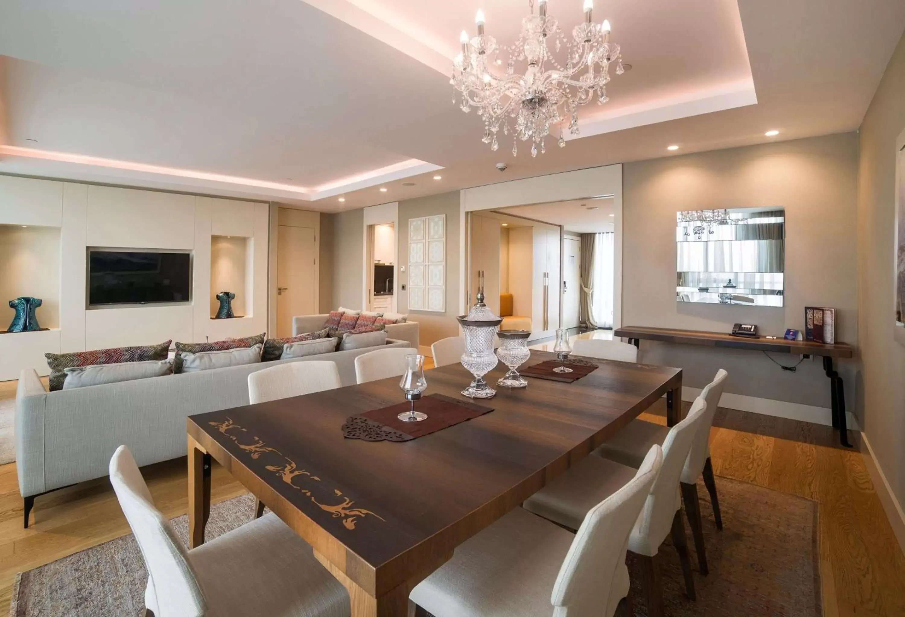 Photo of the whole room, Dining Area in Radisson Blu Hotel, Kayseri