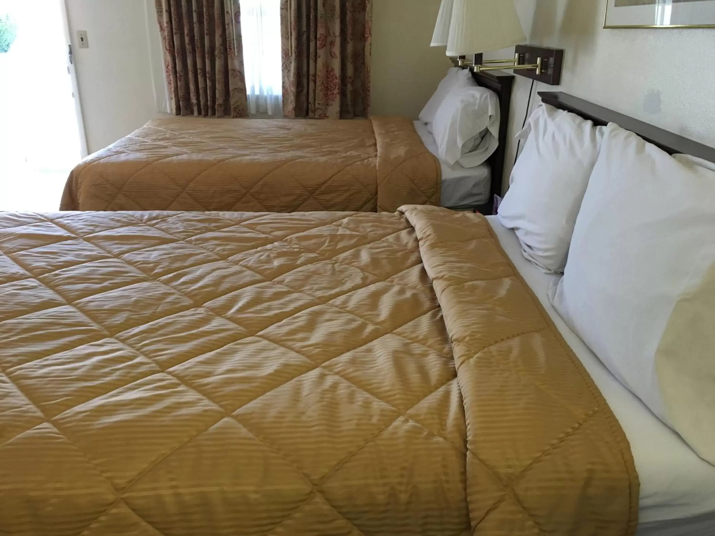 Bed in Red Carpet Inn - Gettysburg Bed in Red Carpet Inn - Gettysburg