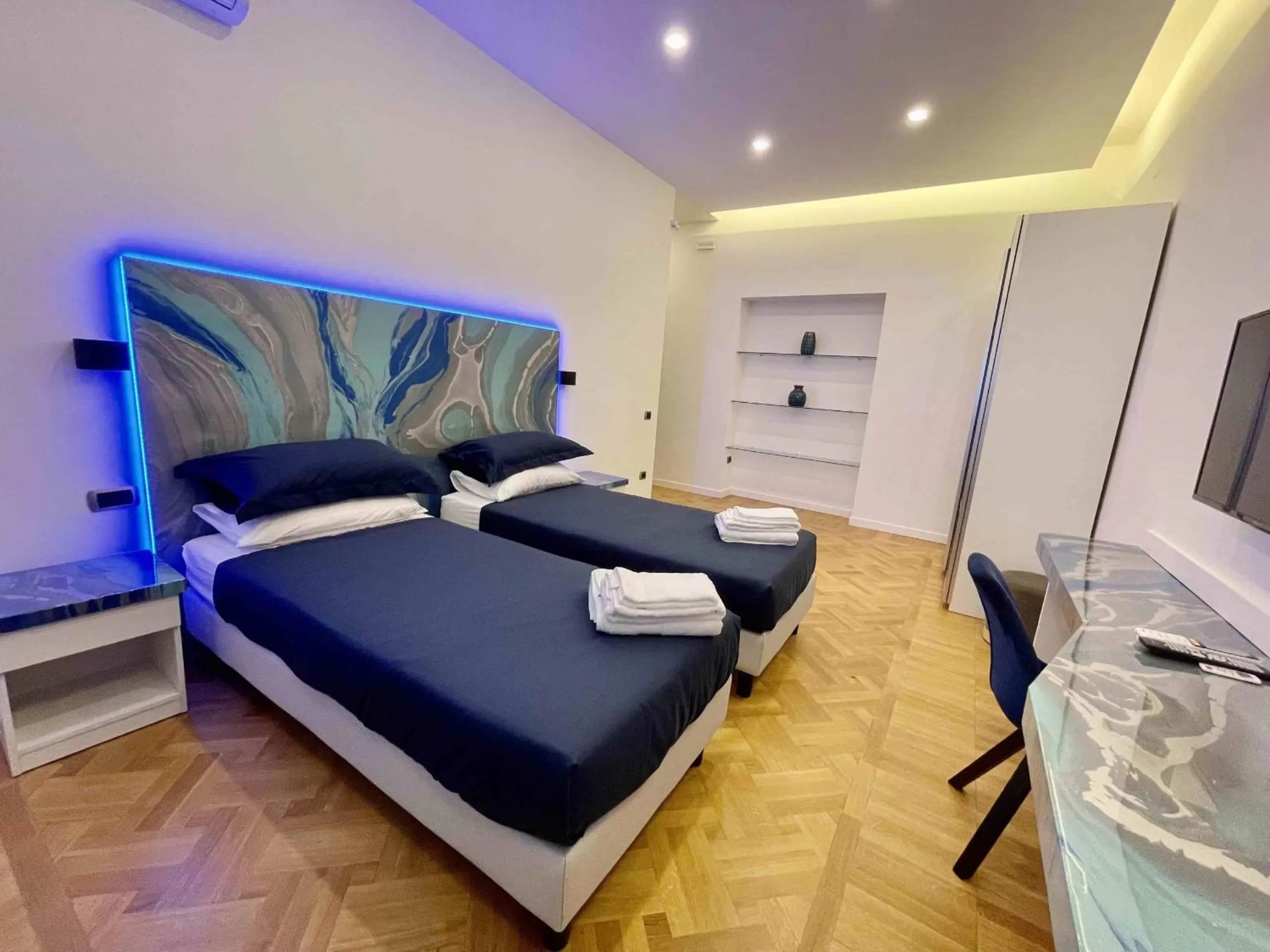 Bed in Tribus Boutique Hotel